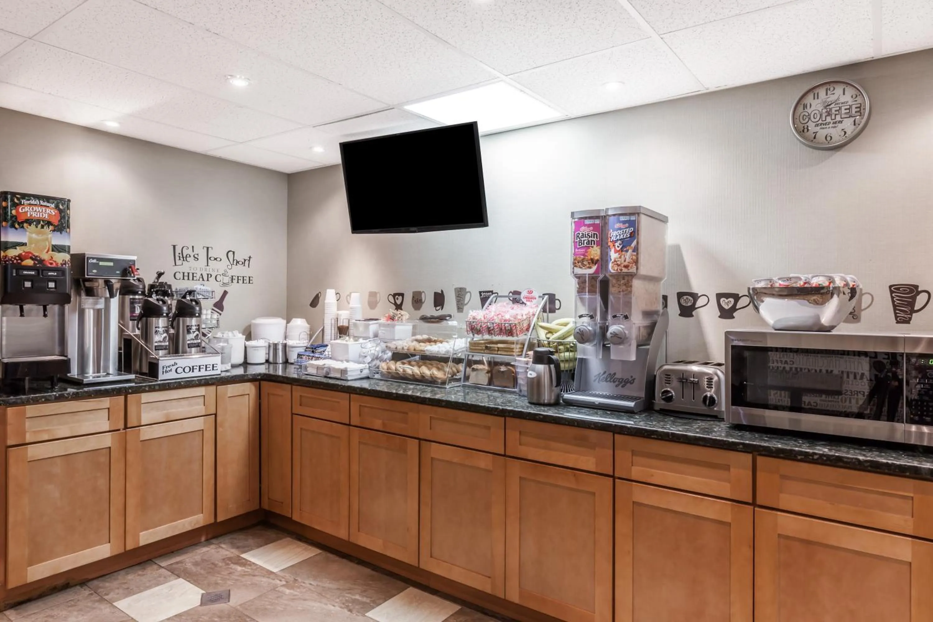 Dining area in Super 8 by Wyndham Schenectady/Albany Area