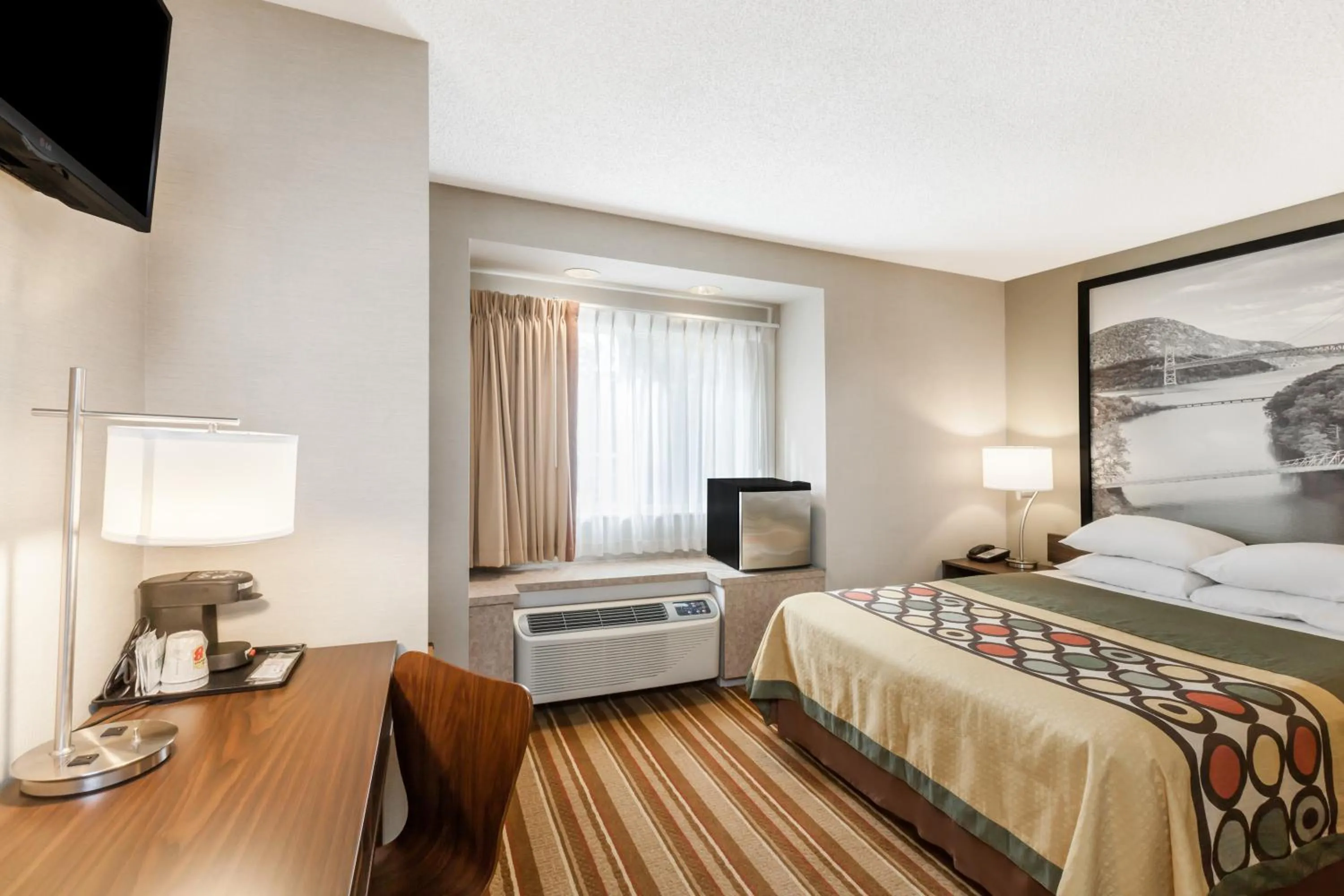 Bedroom, Bed in Super 8 by Wyndham Schenectady/Albany Area