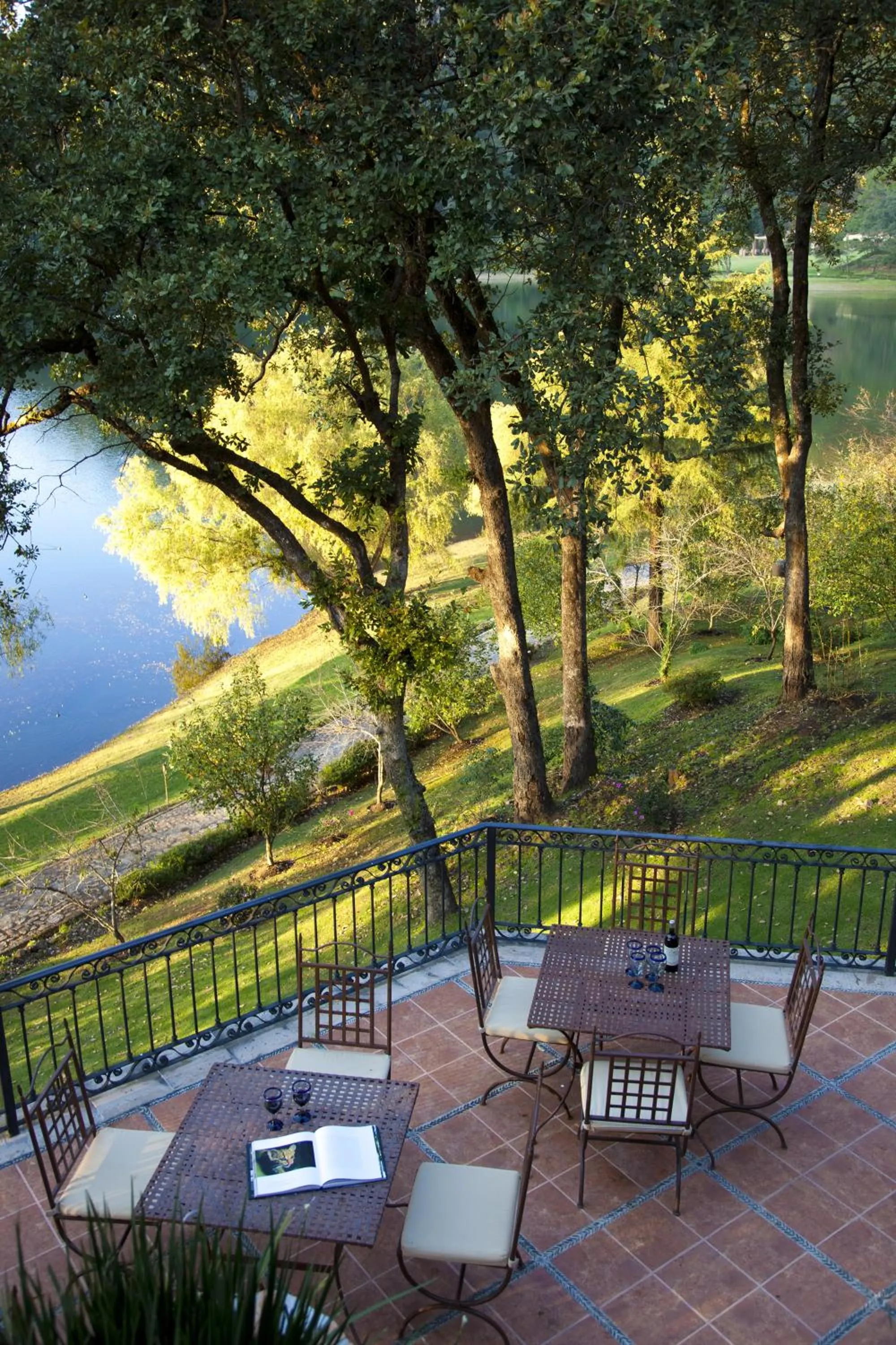 Lake view in Sierra Lago