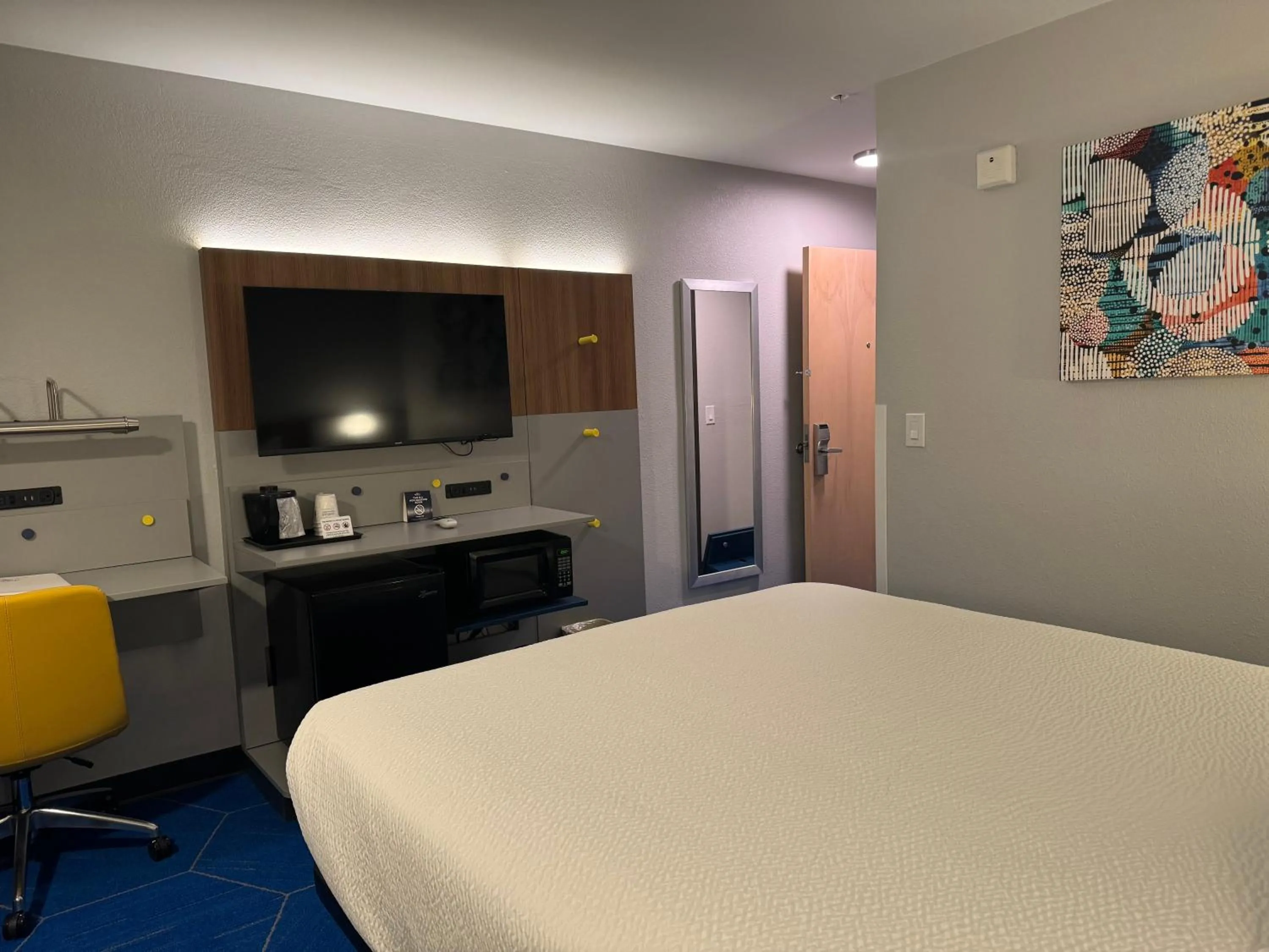 Photo of the whole room, Bed in Microtel Inn and Suites Independence