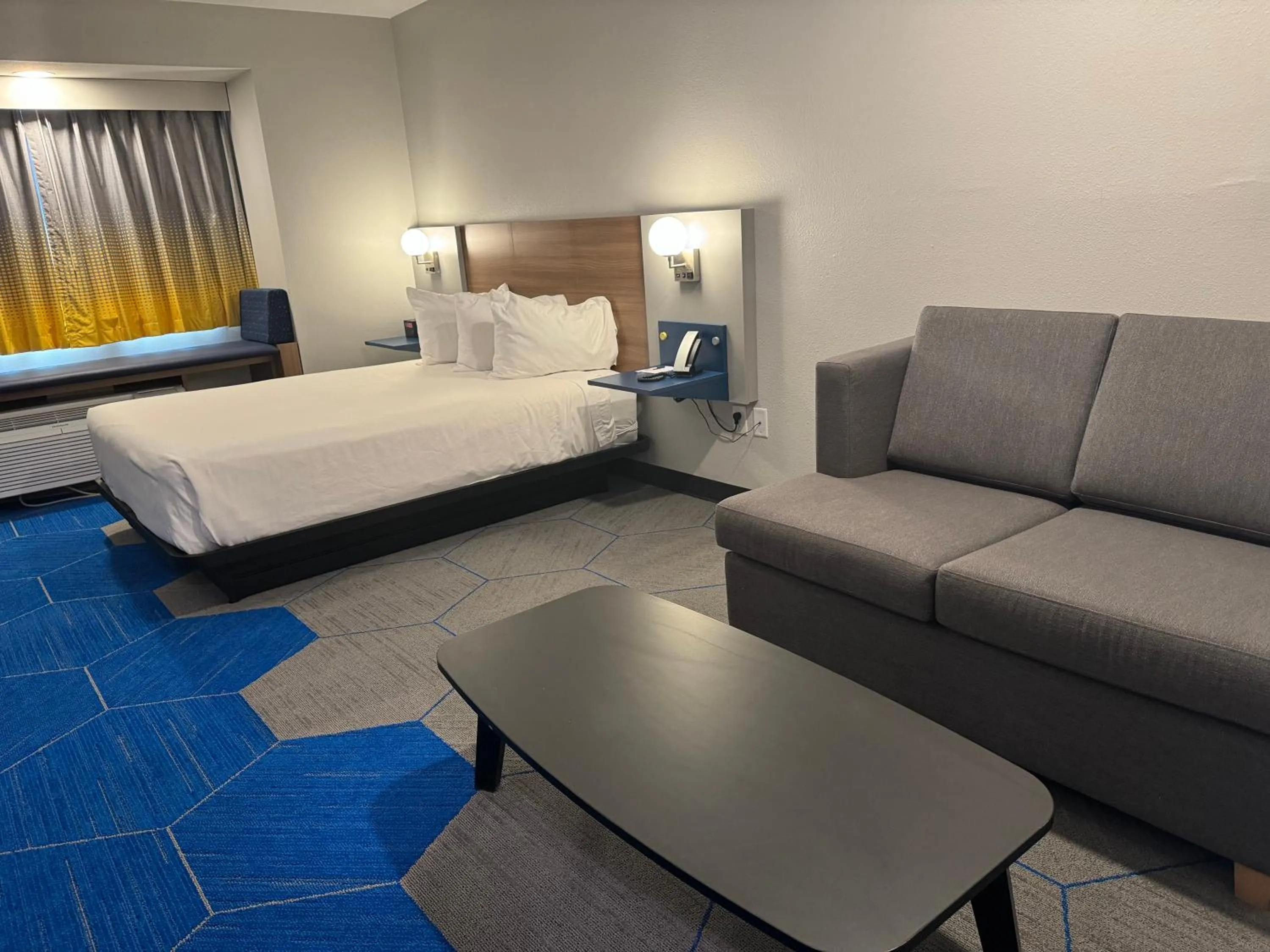 Bed in Microtel Inn and Suites Independence