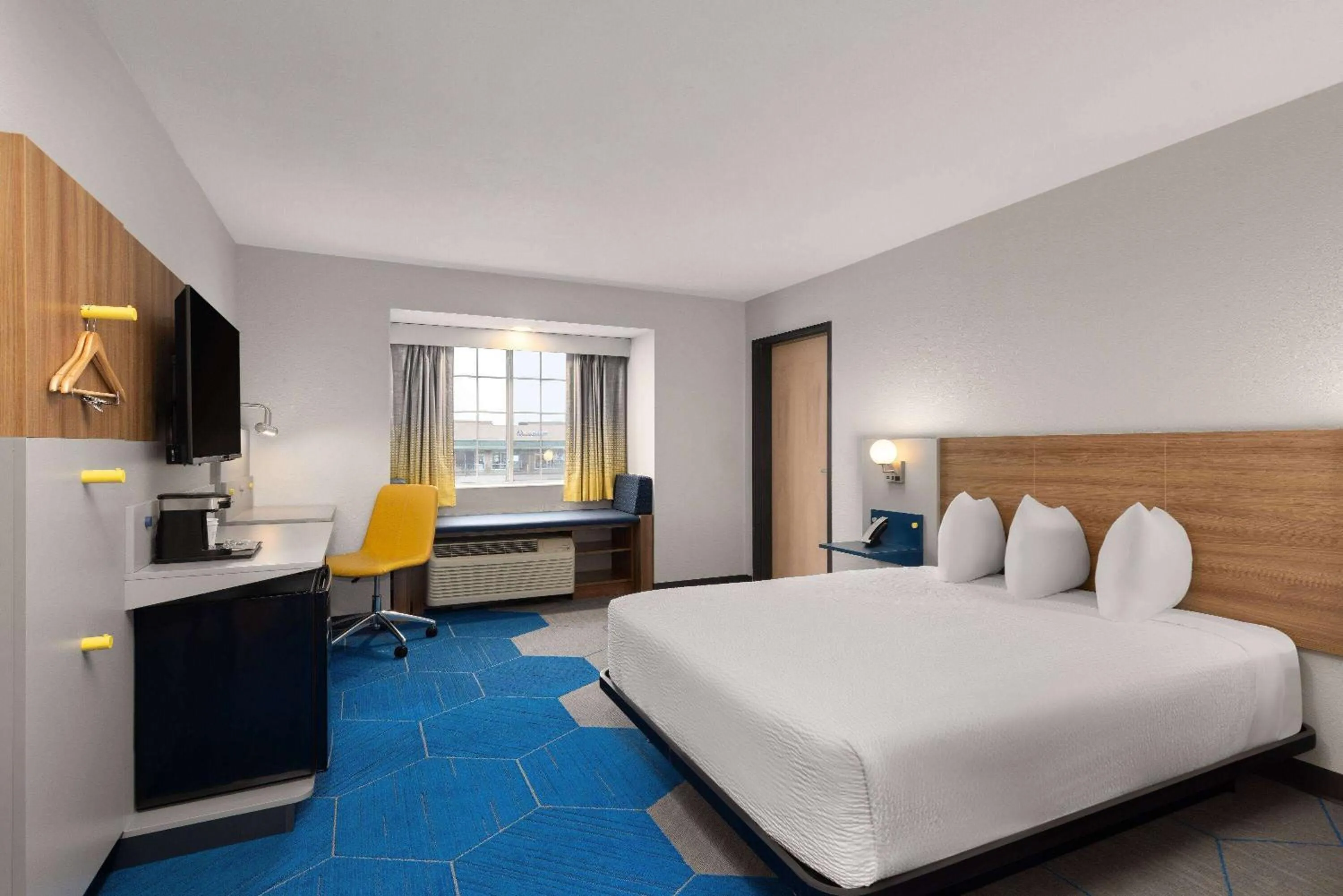 Photo of the whole room, Bed in Microtel Inn and Suites Independence