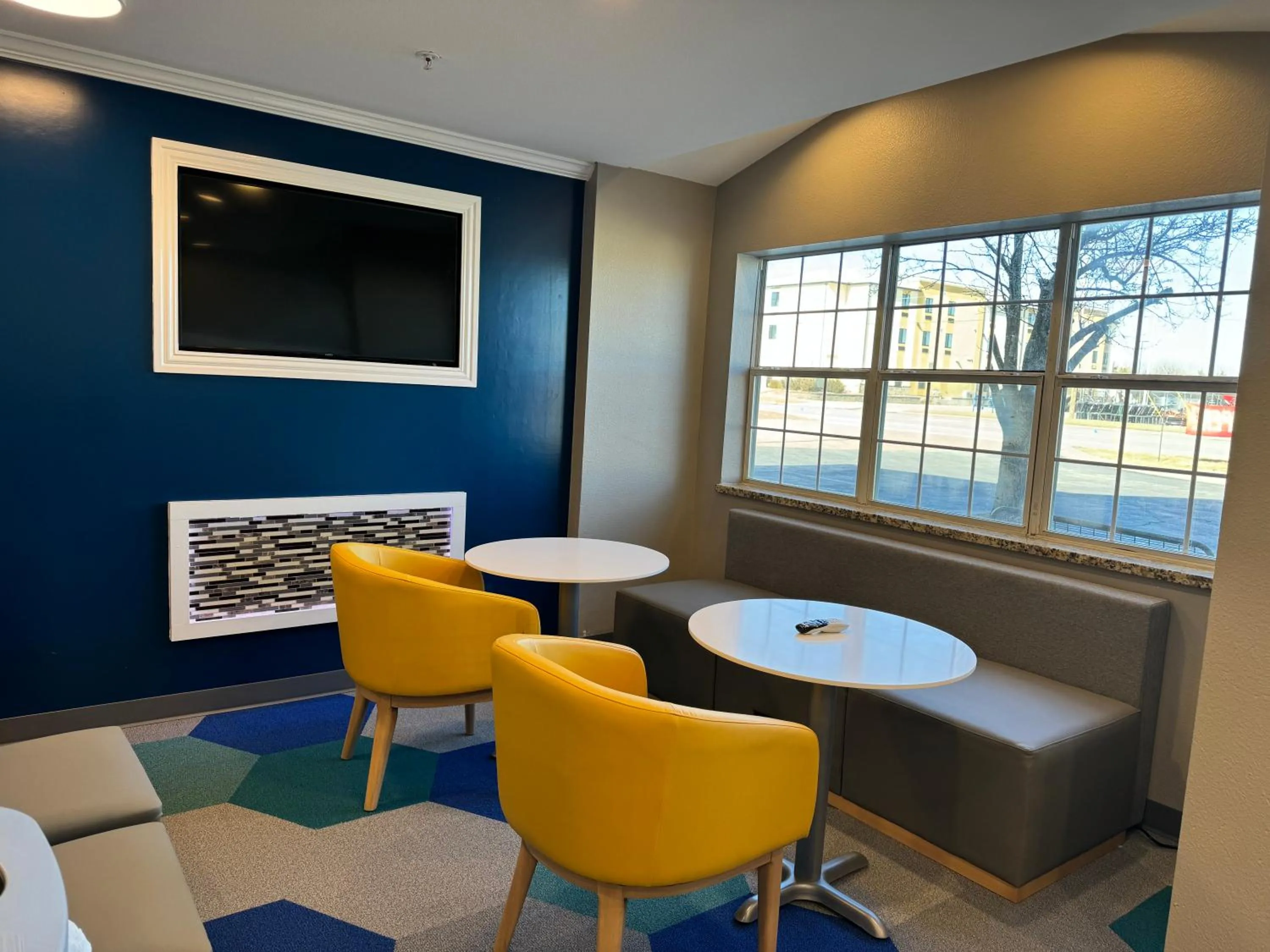 Seating area in Microtel Inn and Suites Independence