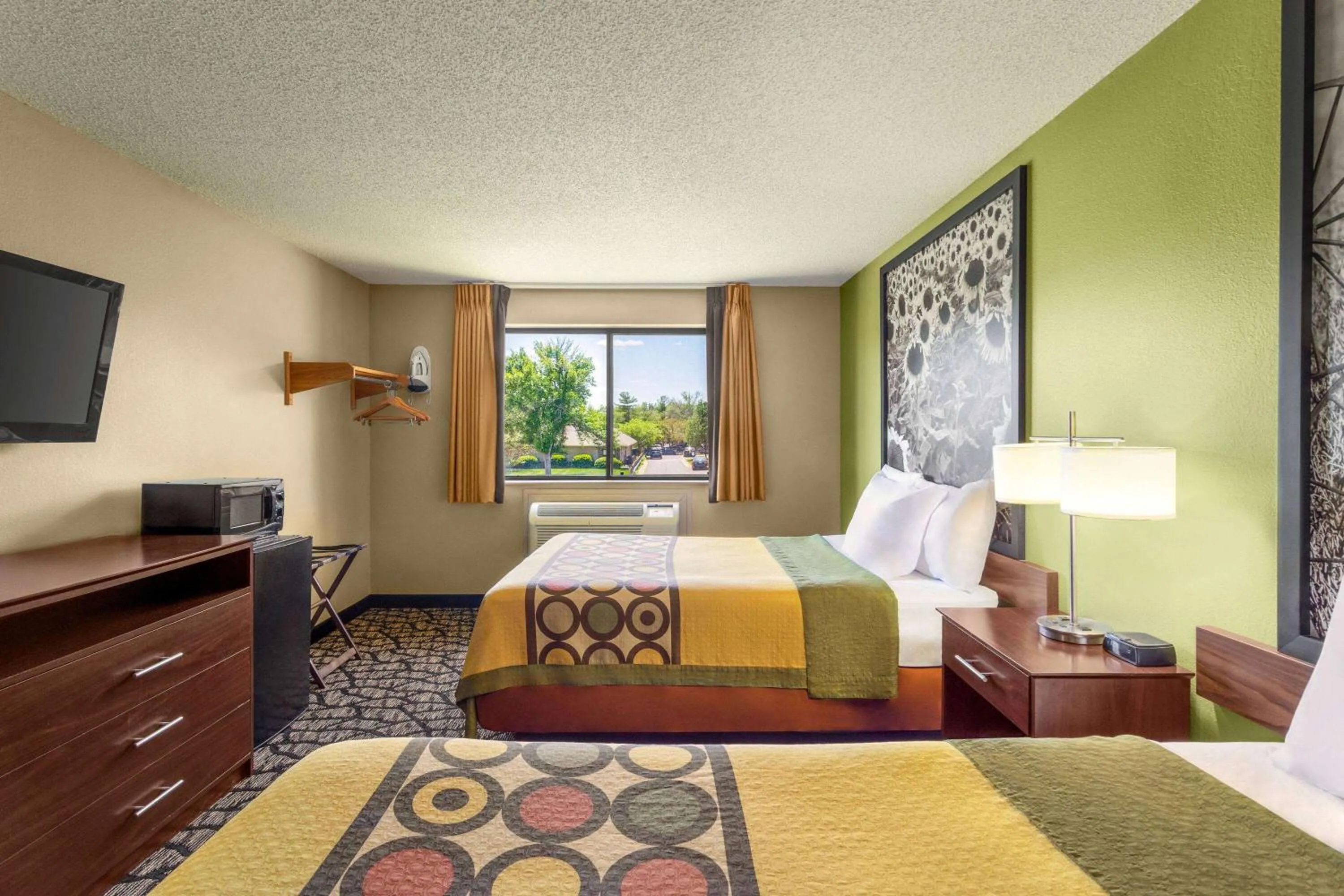 Photo of the whole room, Bed in Super 8 by Wyndham Ankeny/Des Moines Area
