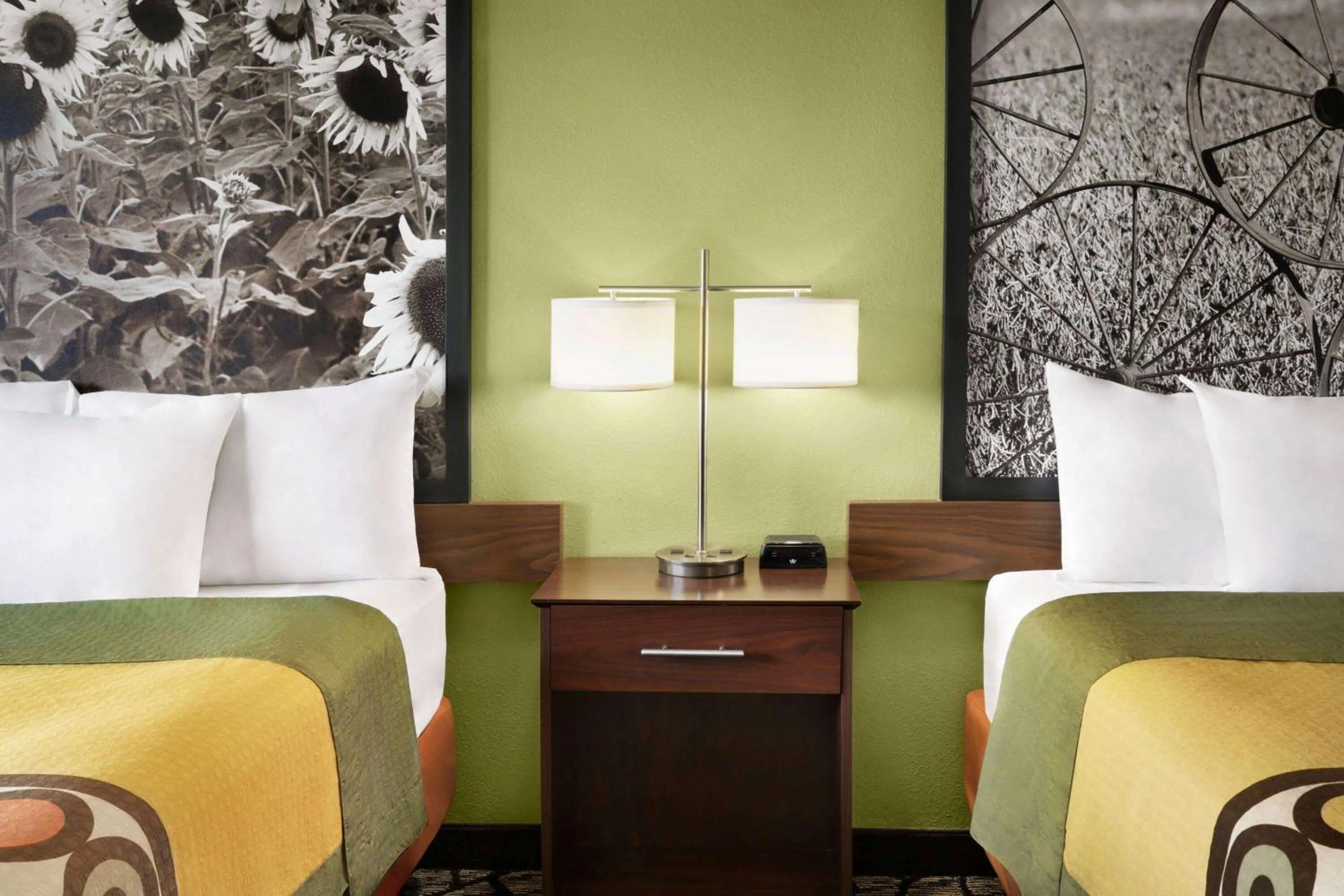 Photo of the whole room, Bed in Super 8 by Wyndham Ankeny/Des Moines Area