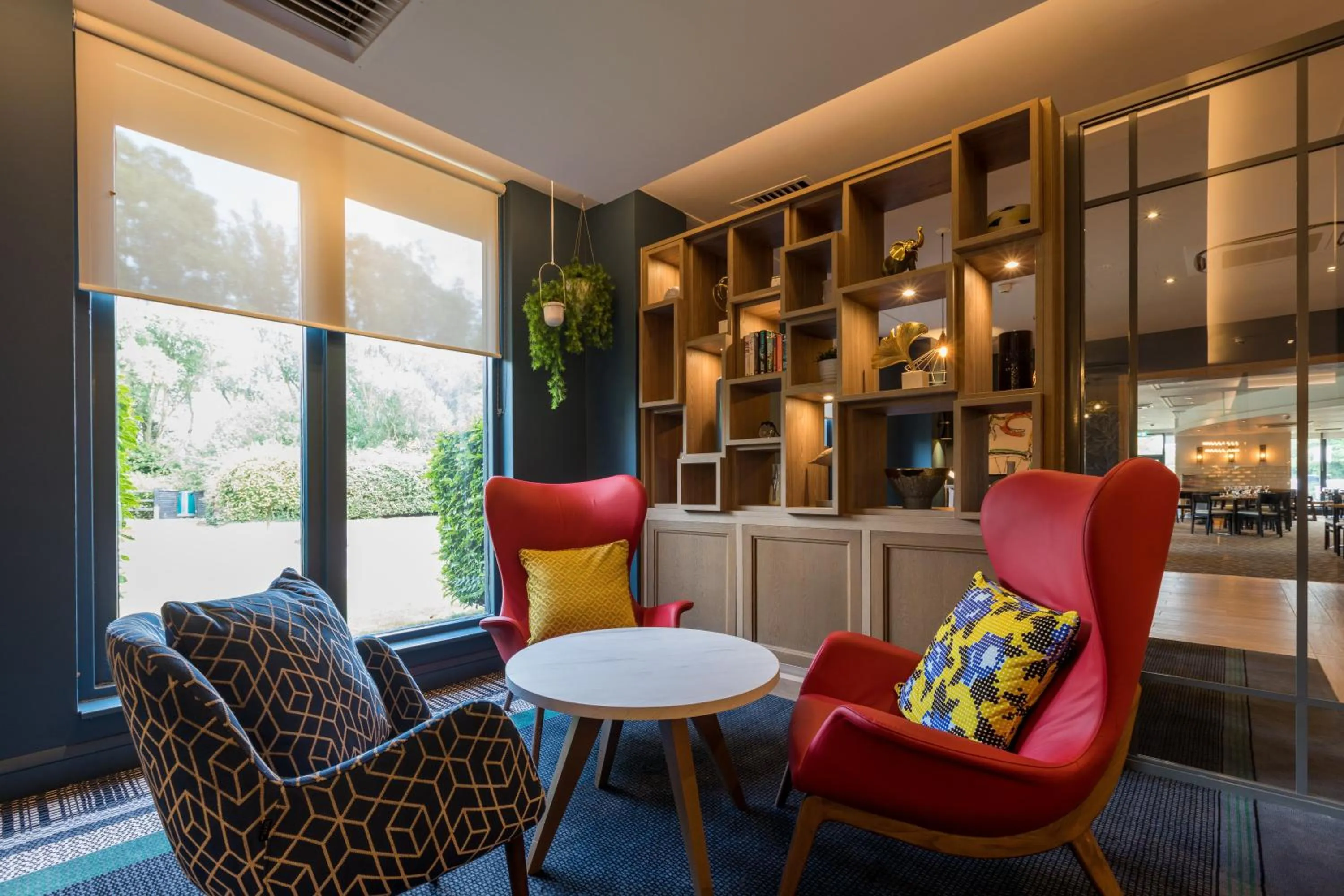 Lounge or bar in Holiday Inn Cambridge by IHG