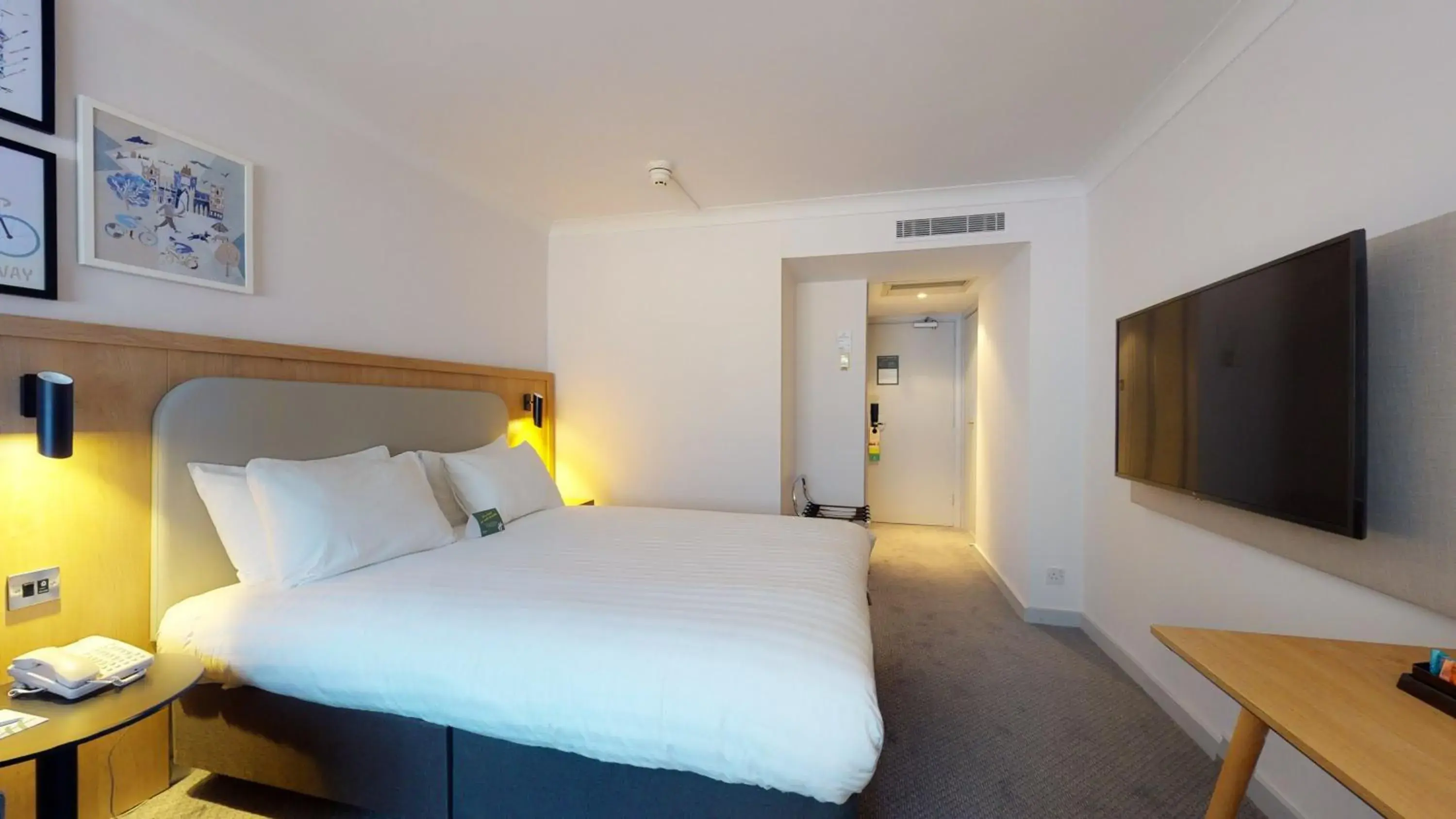 Standard King Room in Holiday Inn Cambridge by IHG Standard King Room in Holiday Inn Cambridge by IHG
