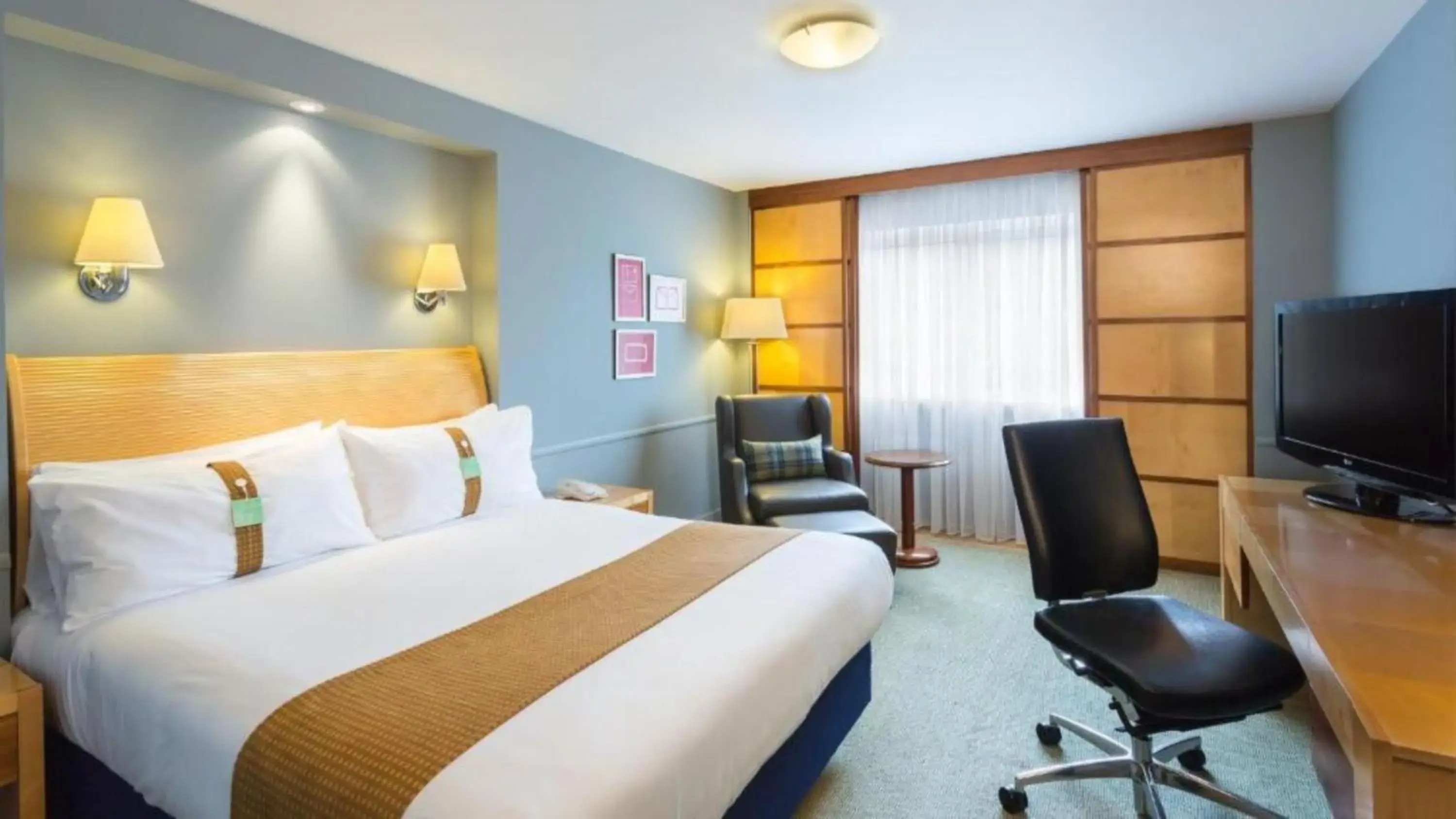 Premium King Room in Holiday Inn Cambridge by IHG Premium King Room in Holiday Inn Cambridge by IHG