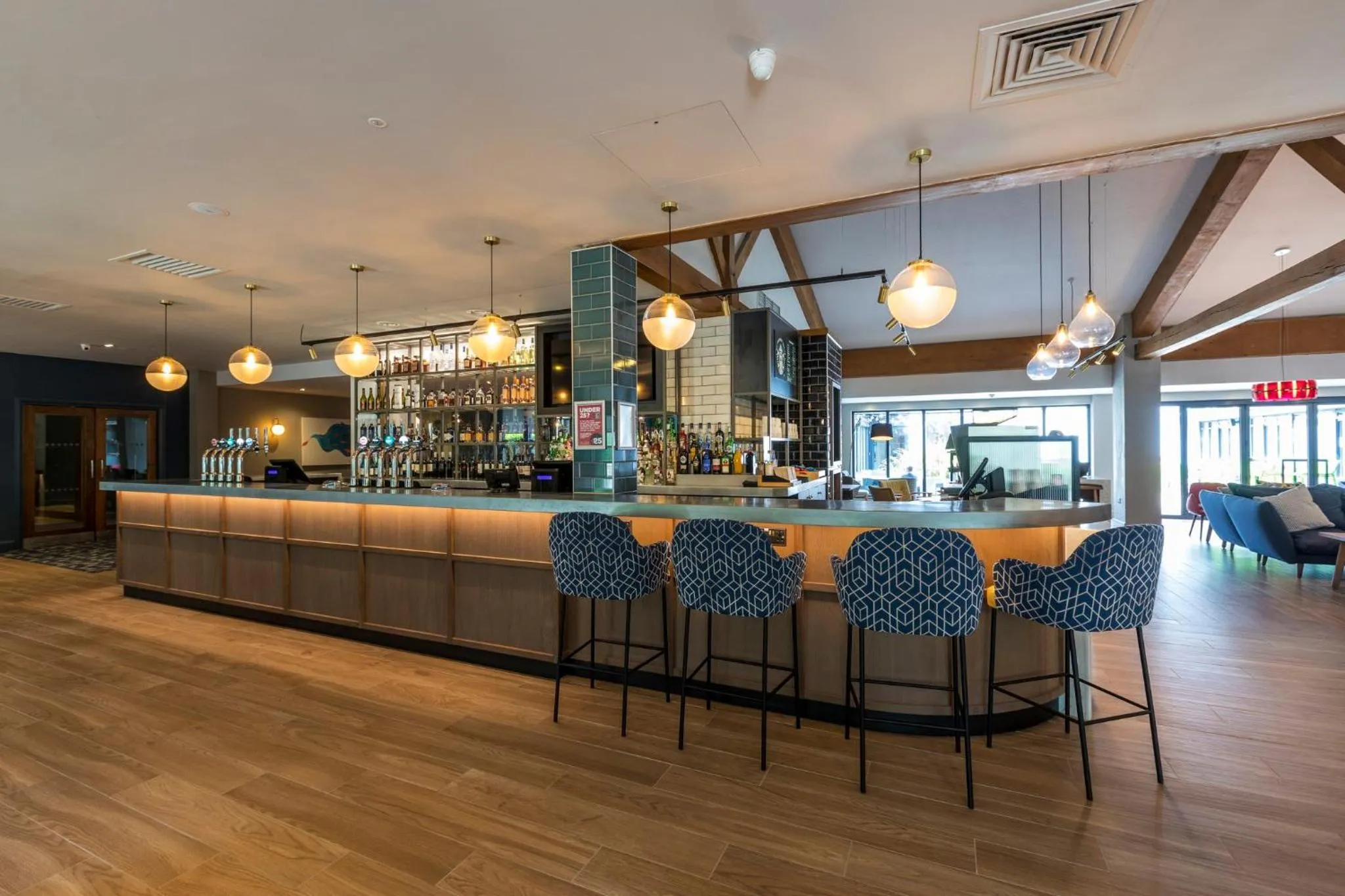 Lounge or bar in Holiday Inn Cambridge by IHG