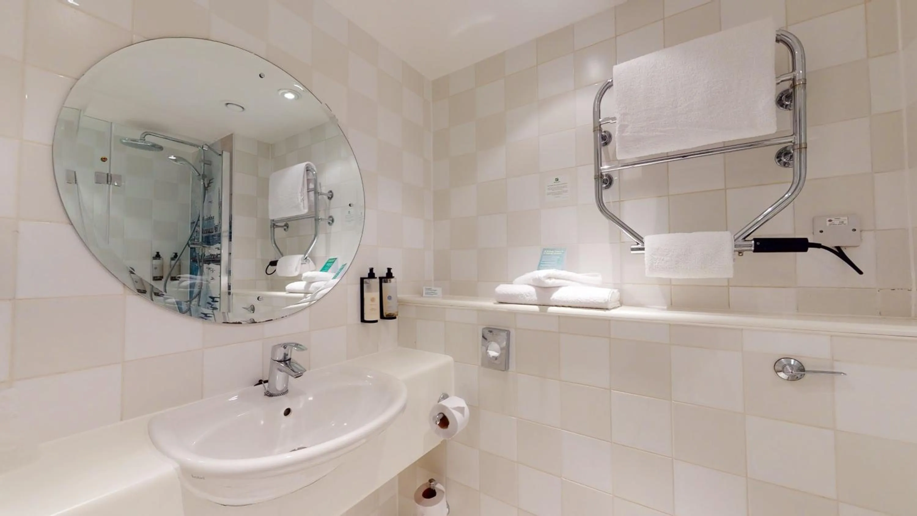 Photo of the whole room in Holiday Inn Cambridge by IHG