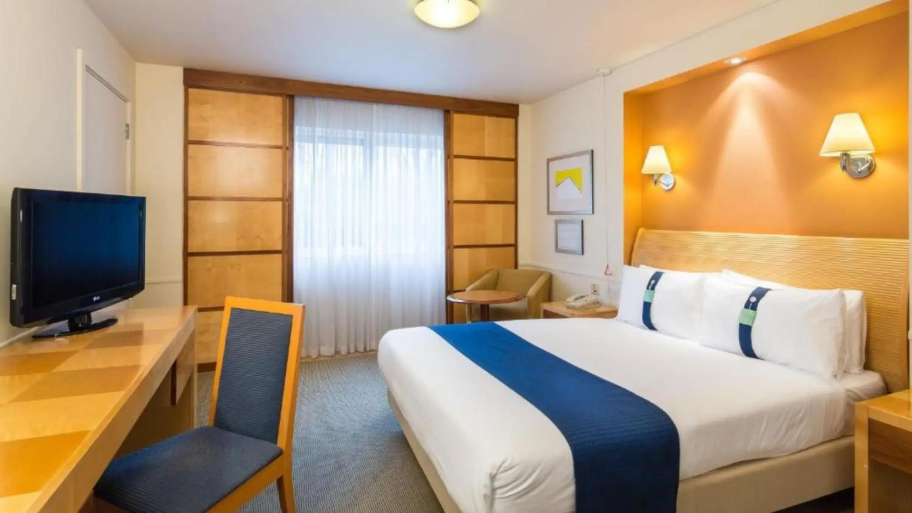Standard King Room in Holiday Inn Cambridge by IHG Standard King Room in Holiday Inn Cambridge by IHG