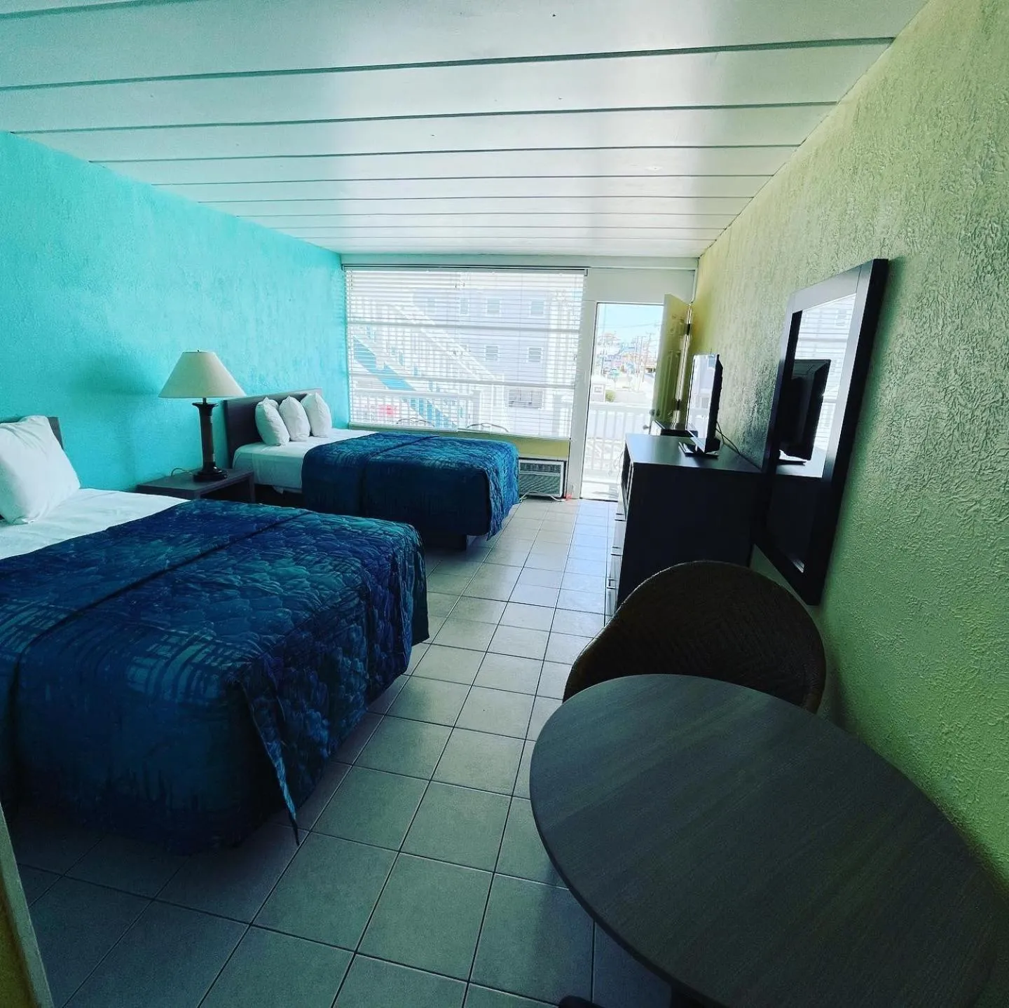 Photo of the whole room, Bed in Bird of Paradise Motel