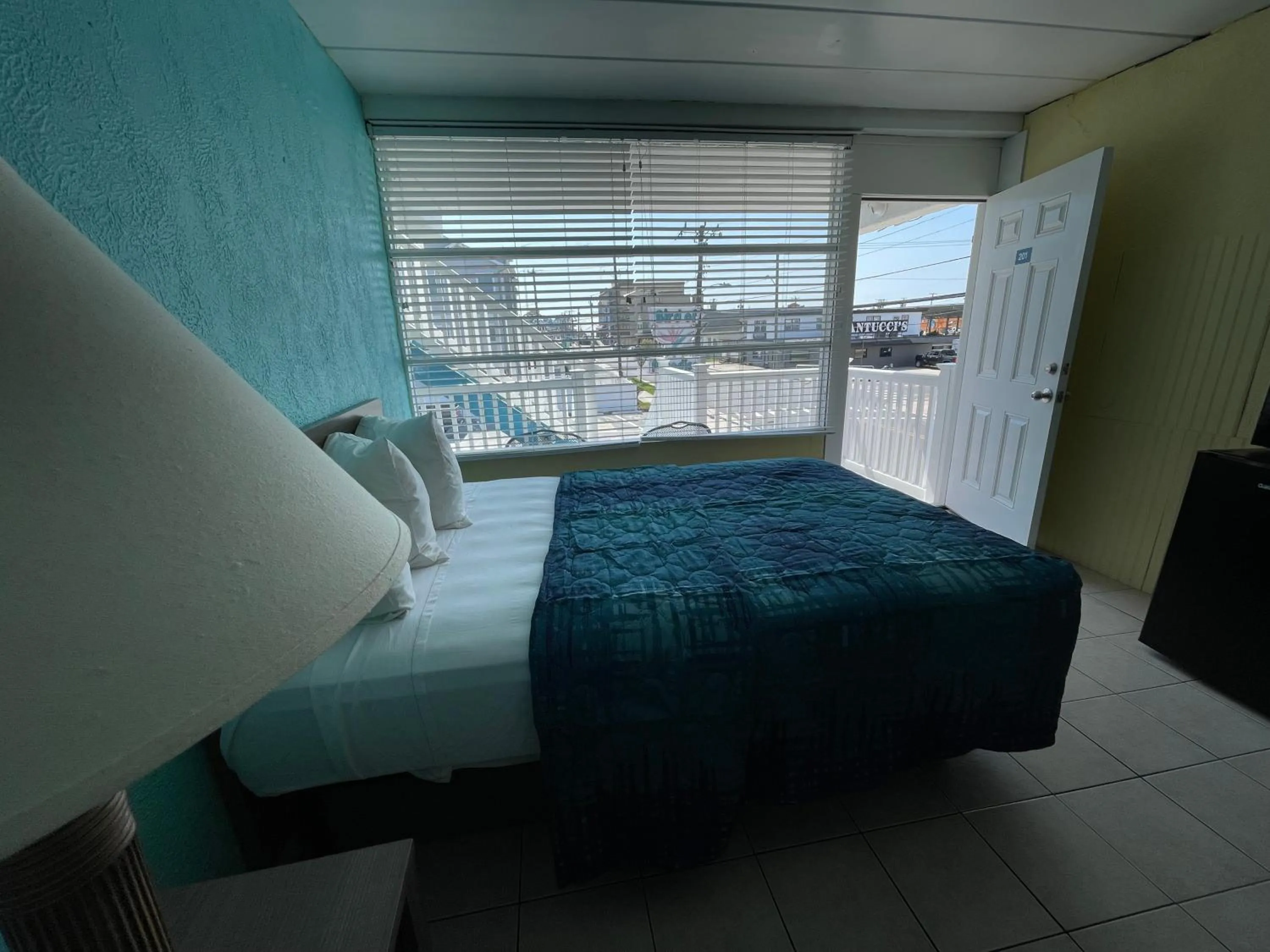 Bed in Bird of Paradise Motel