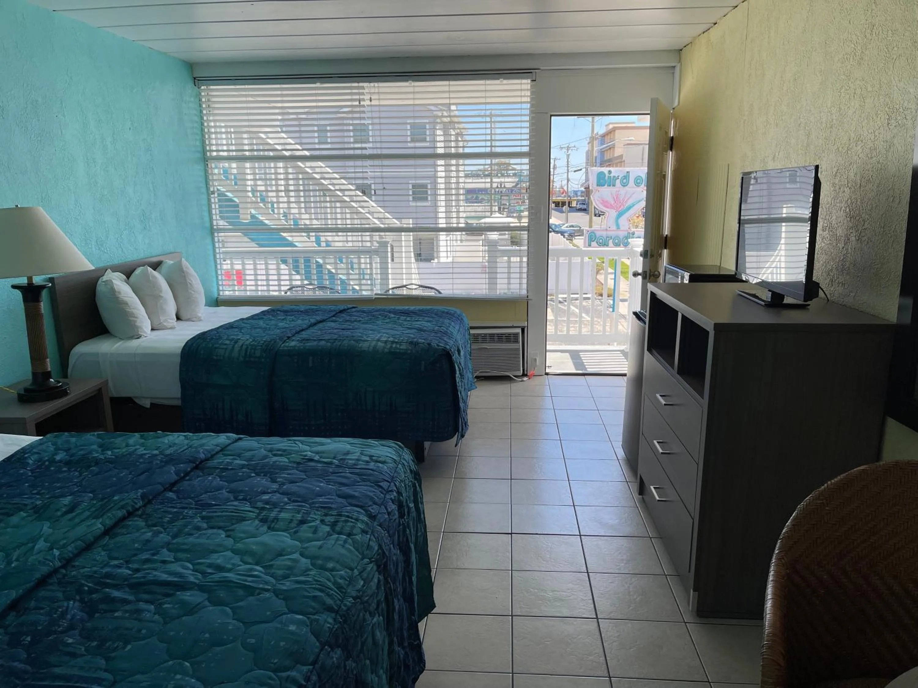 Photo of the whole room, Bed in Bird of Paradise Motel