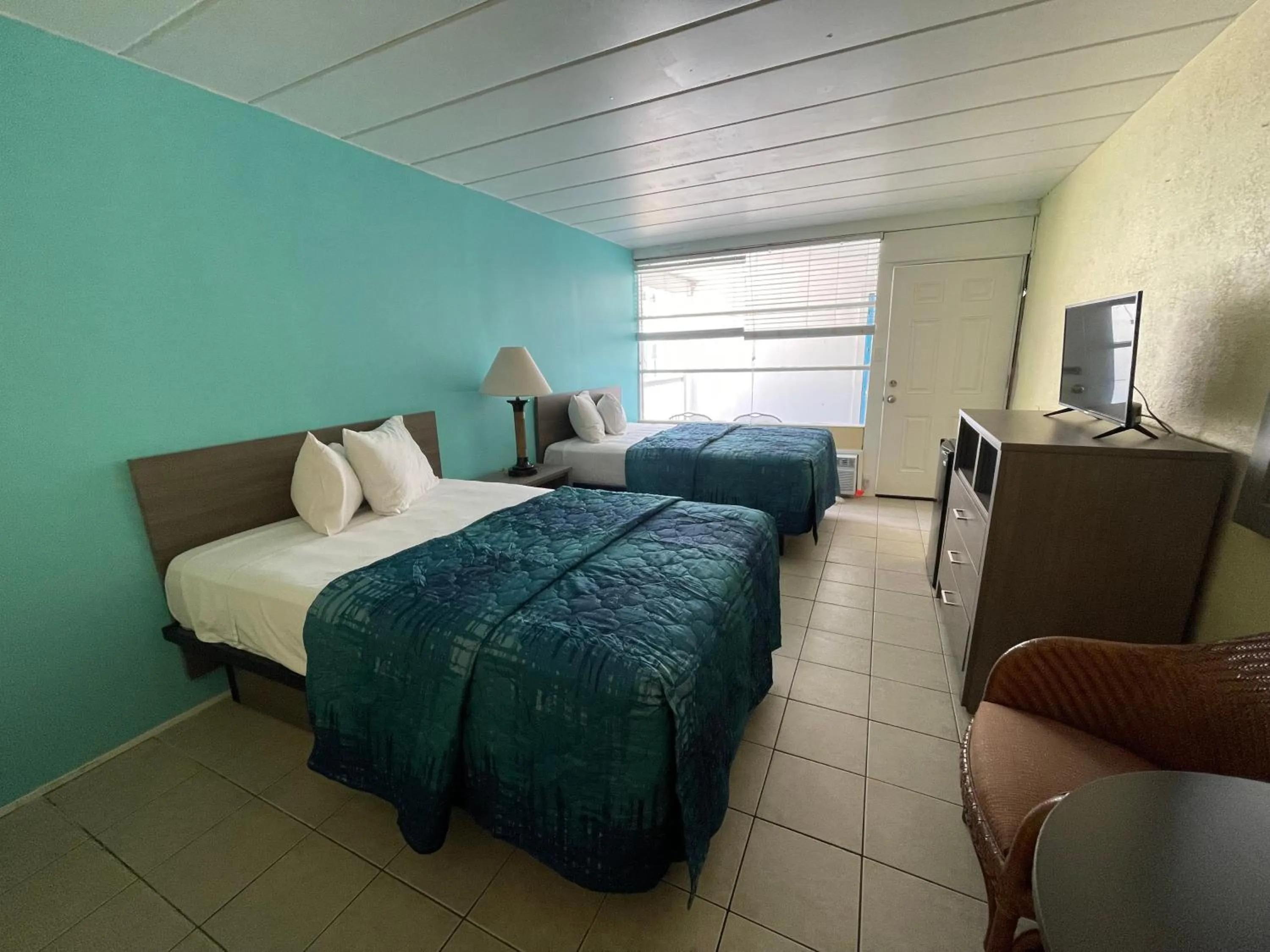 Bed in Bird of Paradise Motel