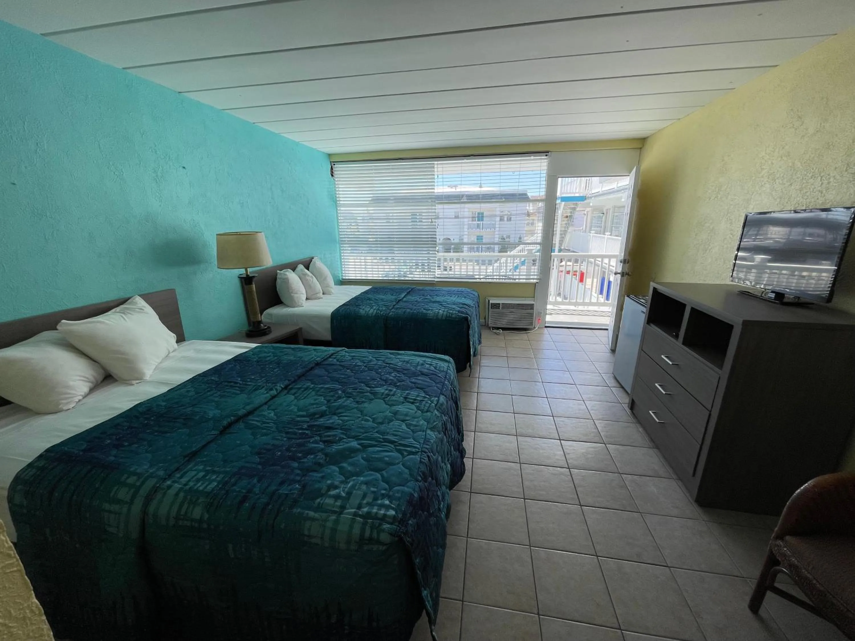 Photo of the whole room, Bed in Bird of Paradise Motel