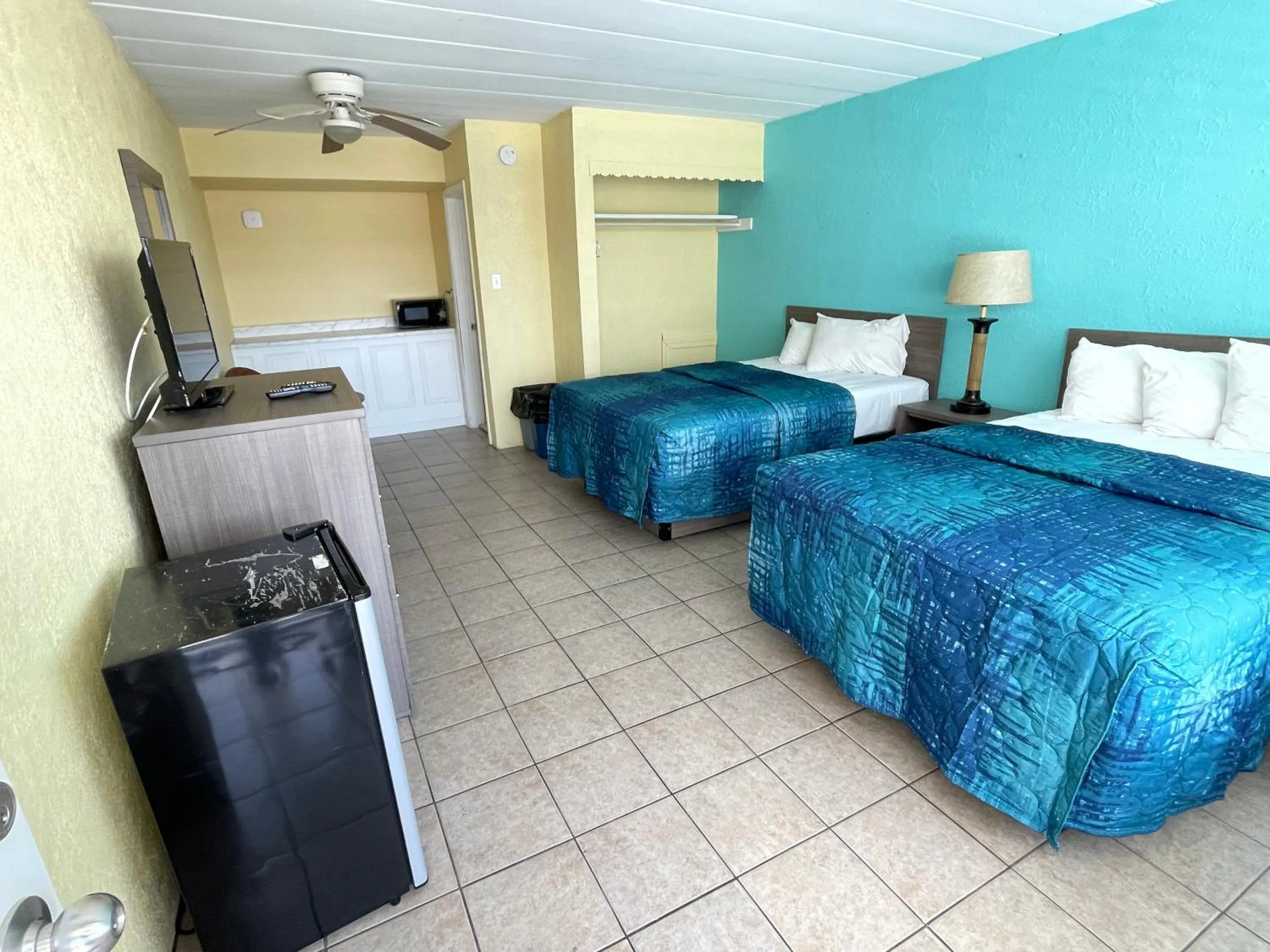 Bed in Bird of Paradise Motel