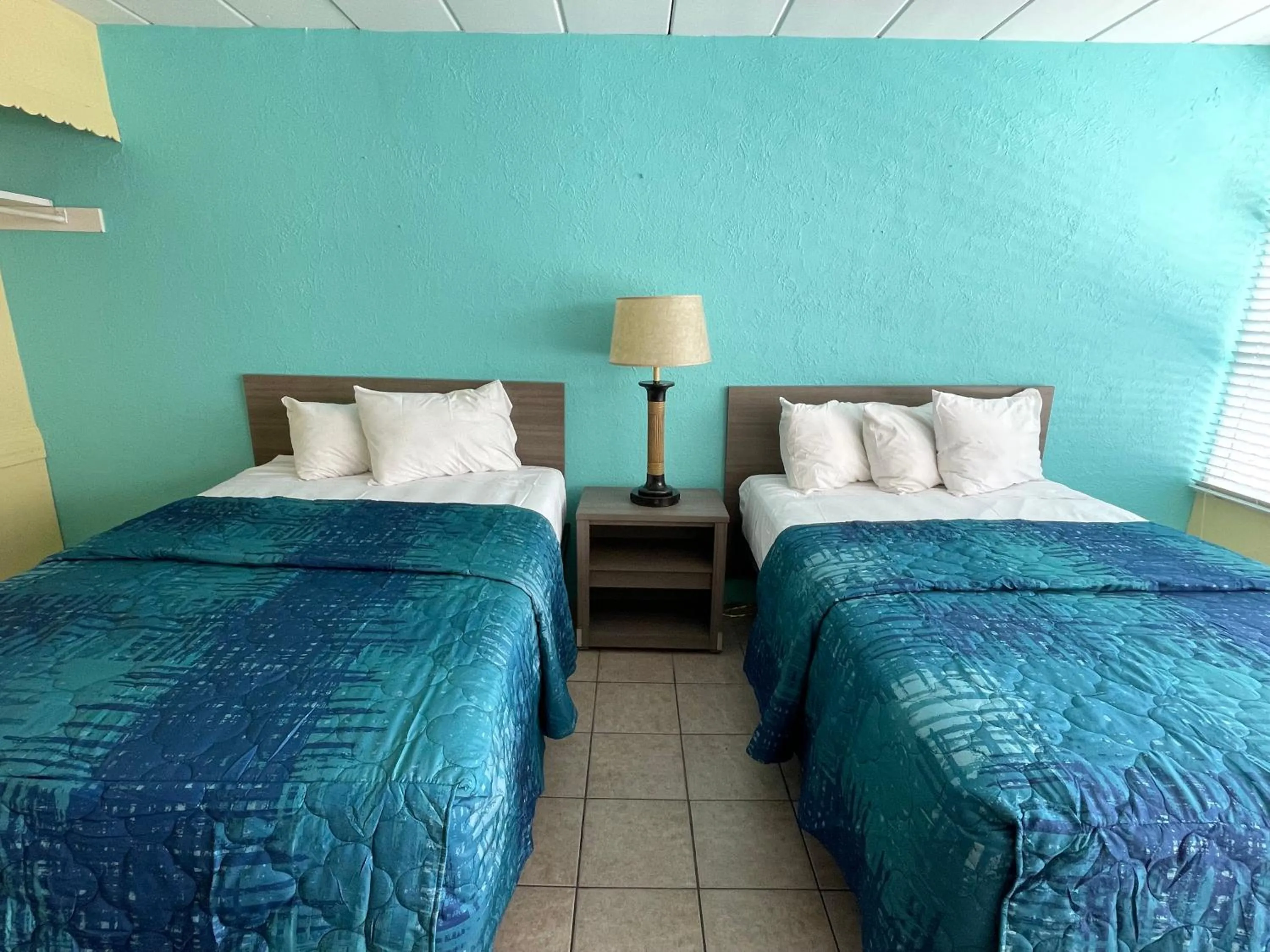 Bed in Bird of Paradise Motel