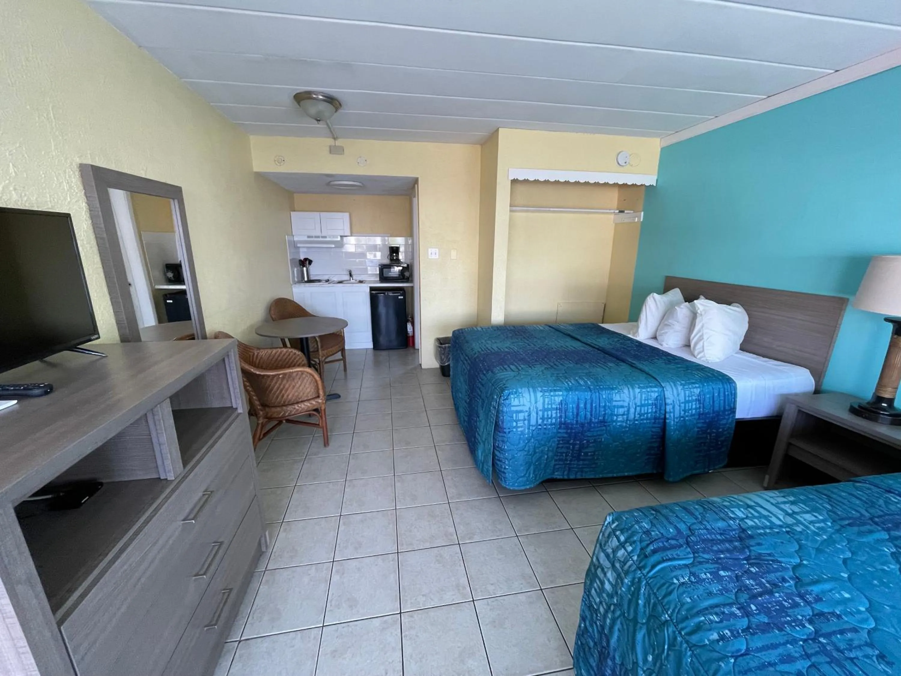 Bed in Bird of Paradise Motel