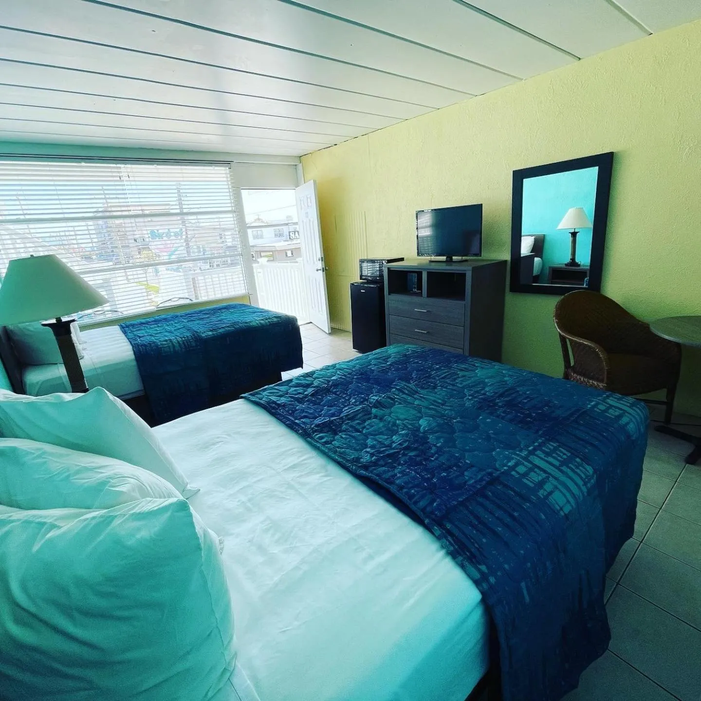 Photo of the whole room, Bed in Bird of Paradise Motel