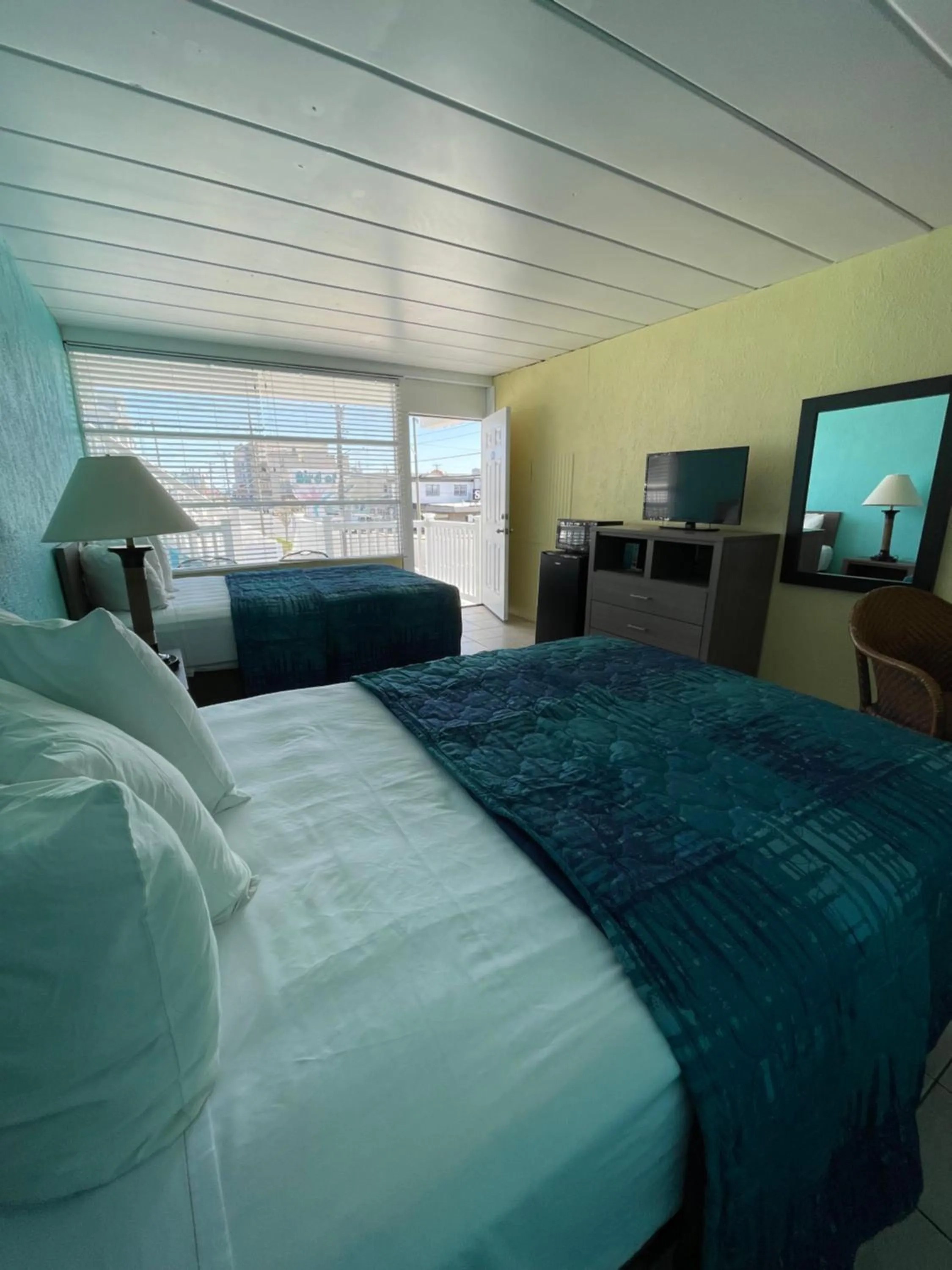 Photo of the whole room, Bed in Bird of Paradise Motel