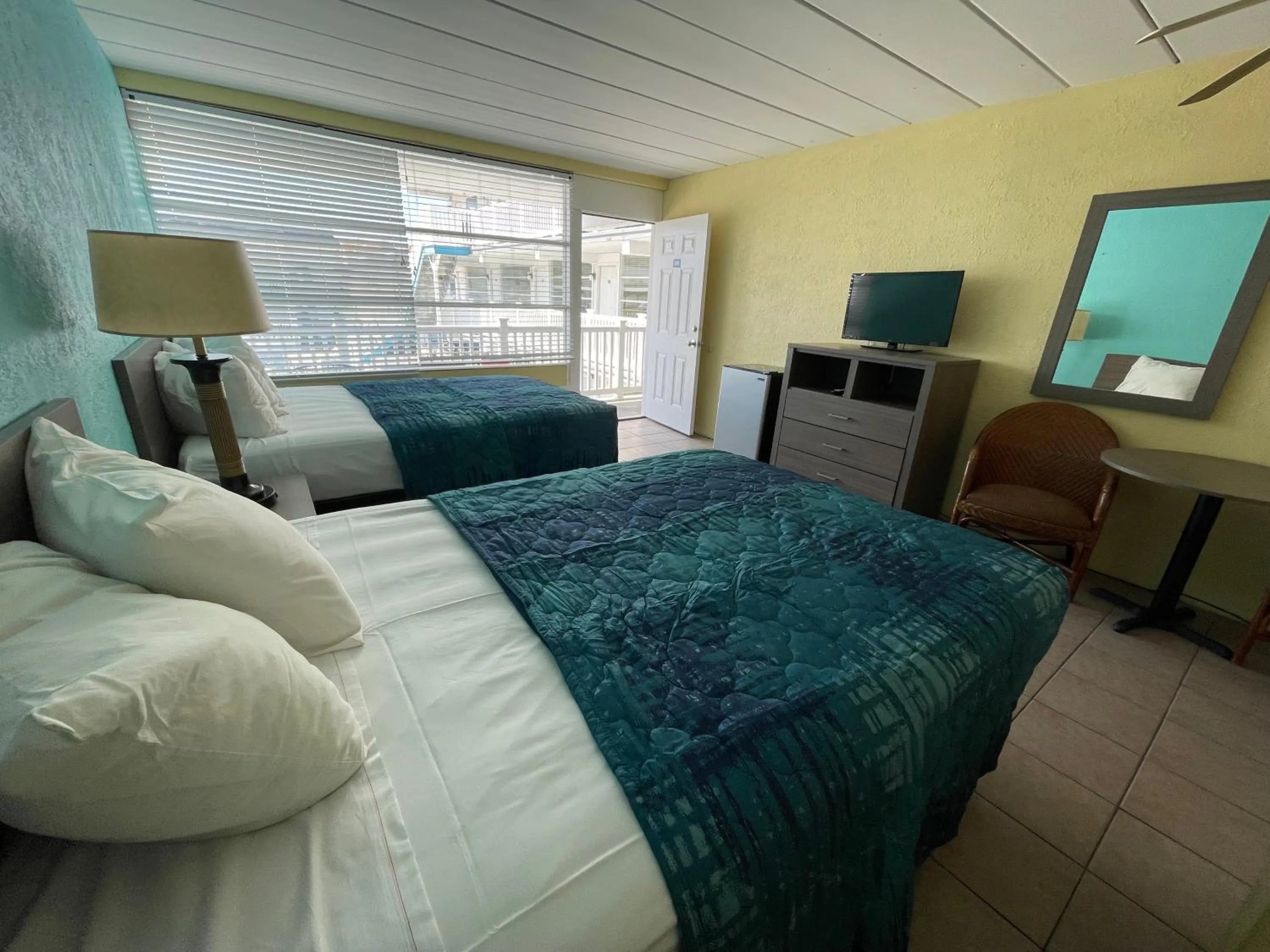 Bed in Bird of Paradise Motel