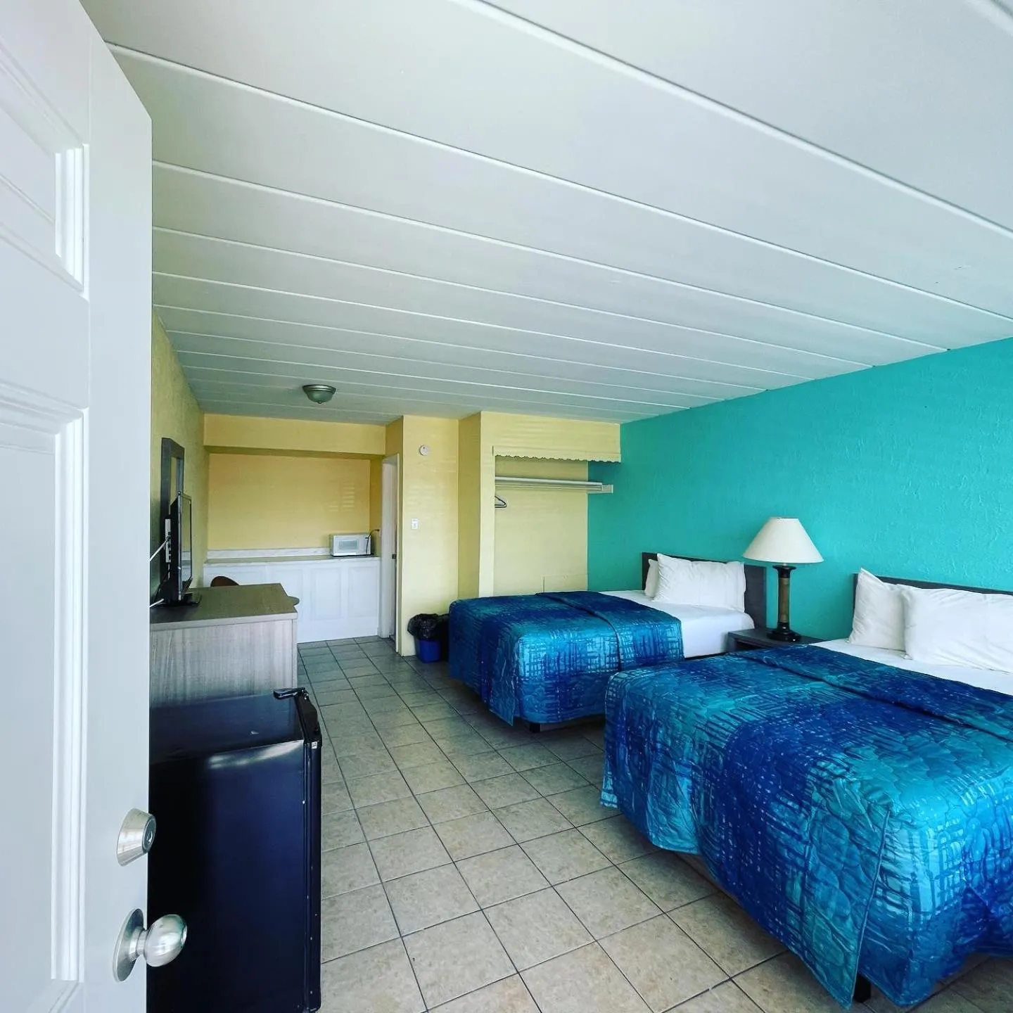 Photo of the whole room, Bed in Bird of Paradise Motel