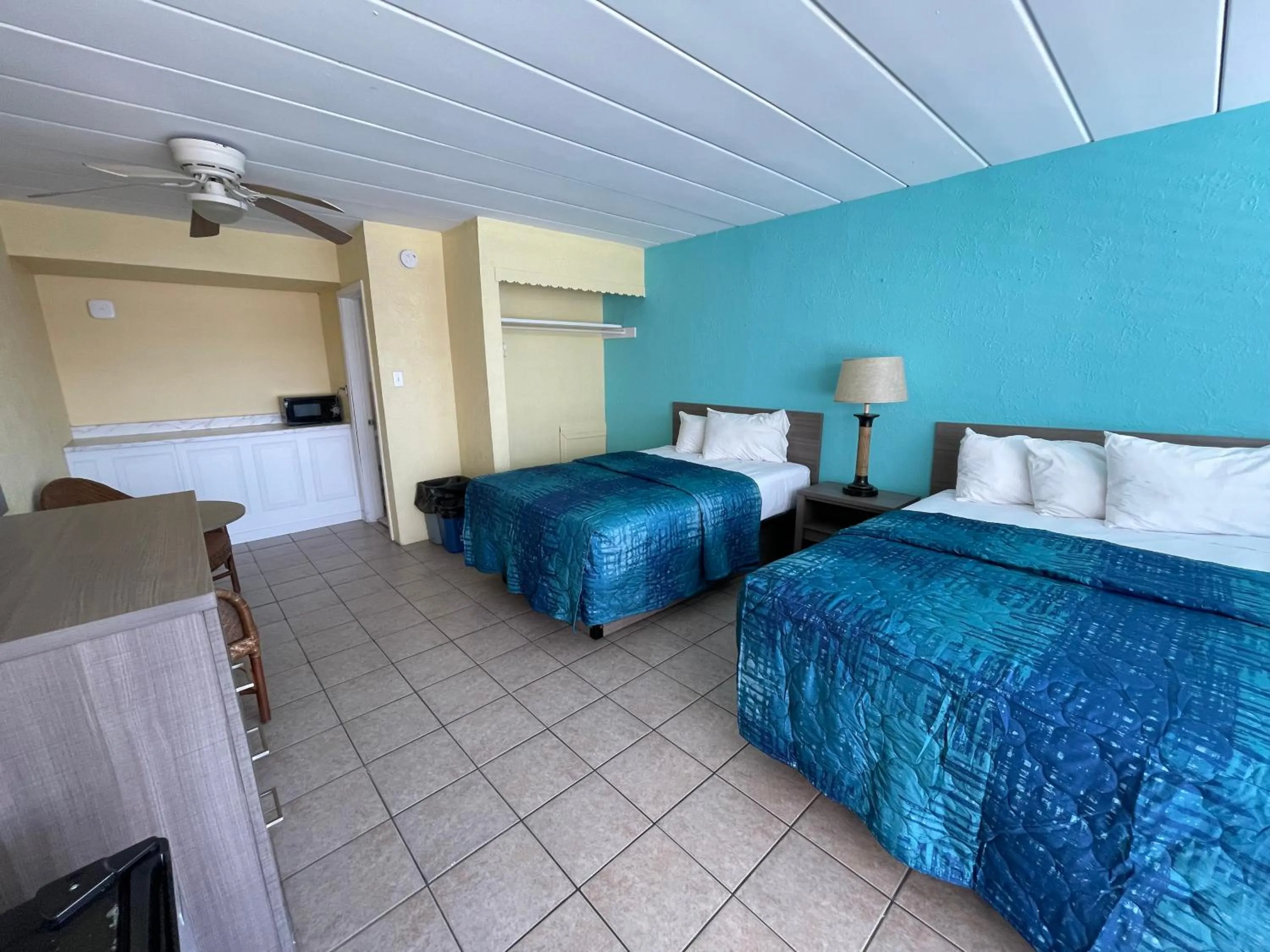 Photo of the whole room, Bed in Bird of Paradise Motel