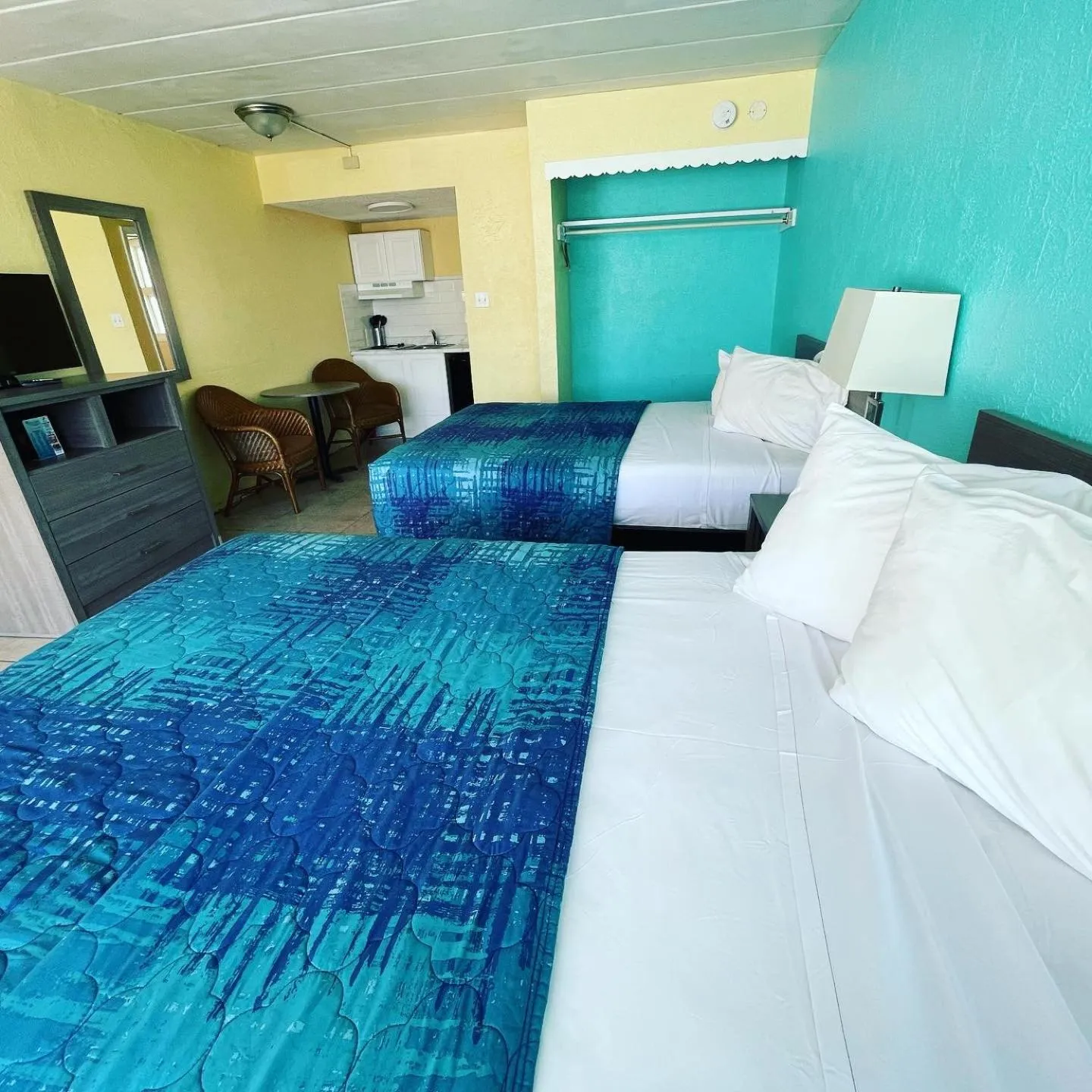 Photo of the whole room, Bed in Bird of Paradise Motel