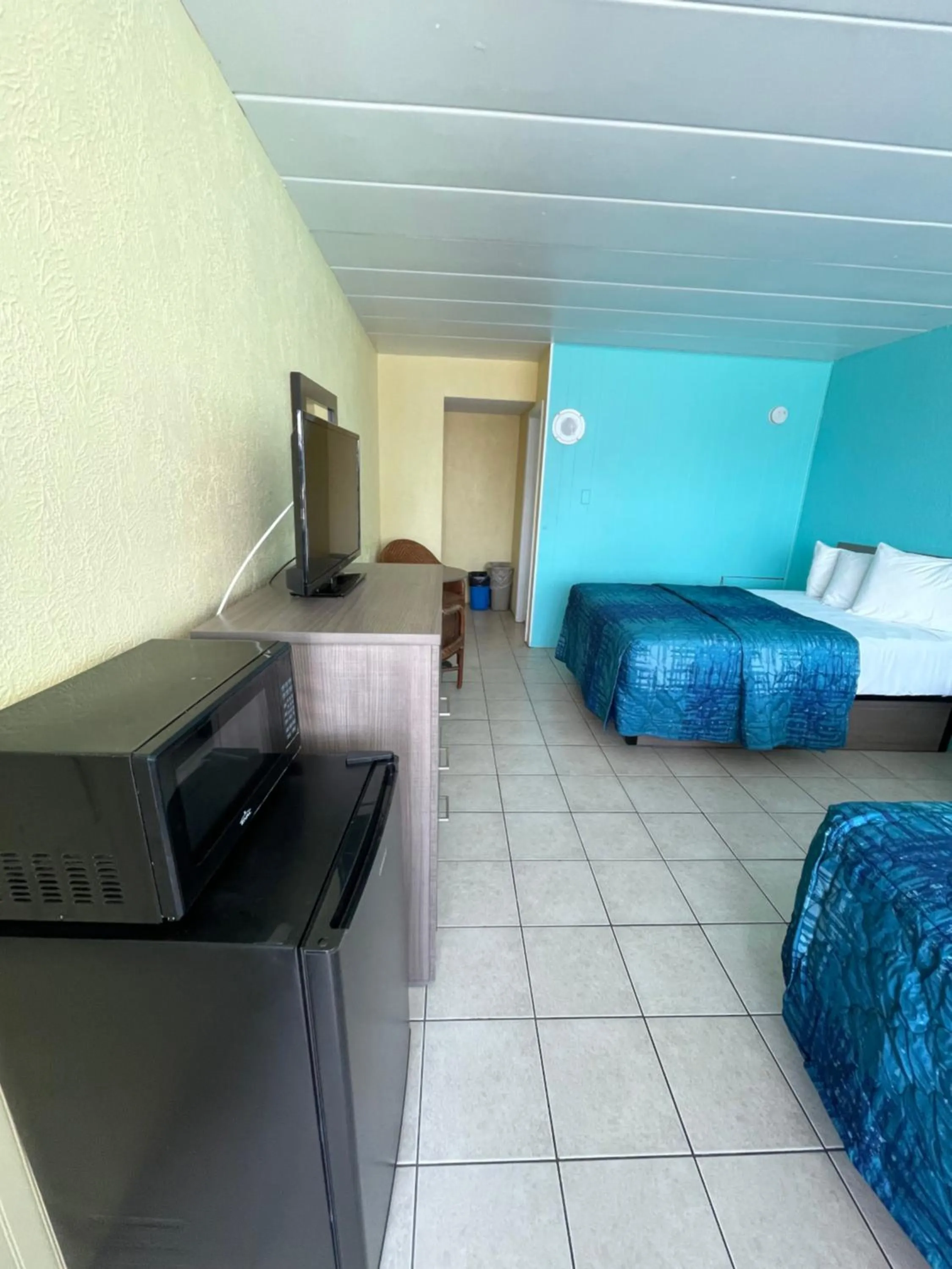 Bed in Bird of Paradise Motel