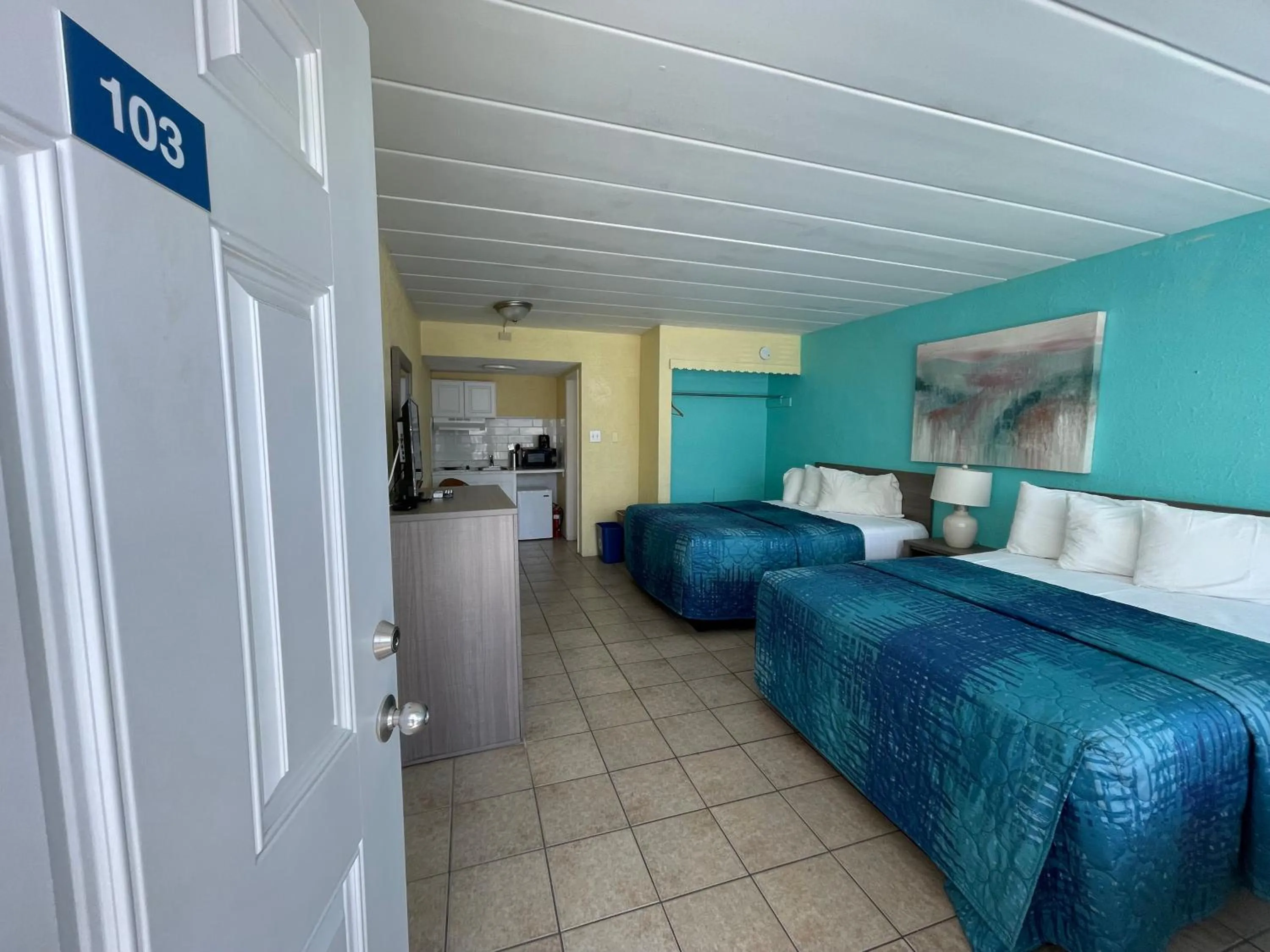 Photo of the whole room, Bed in Bird of Paradise Motel