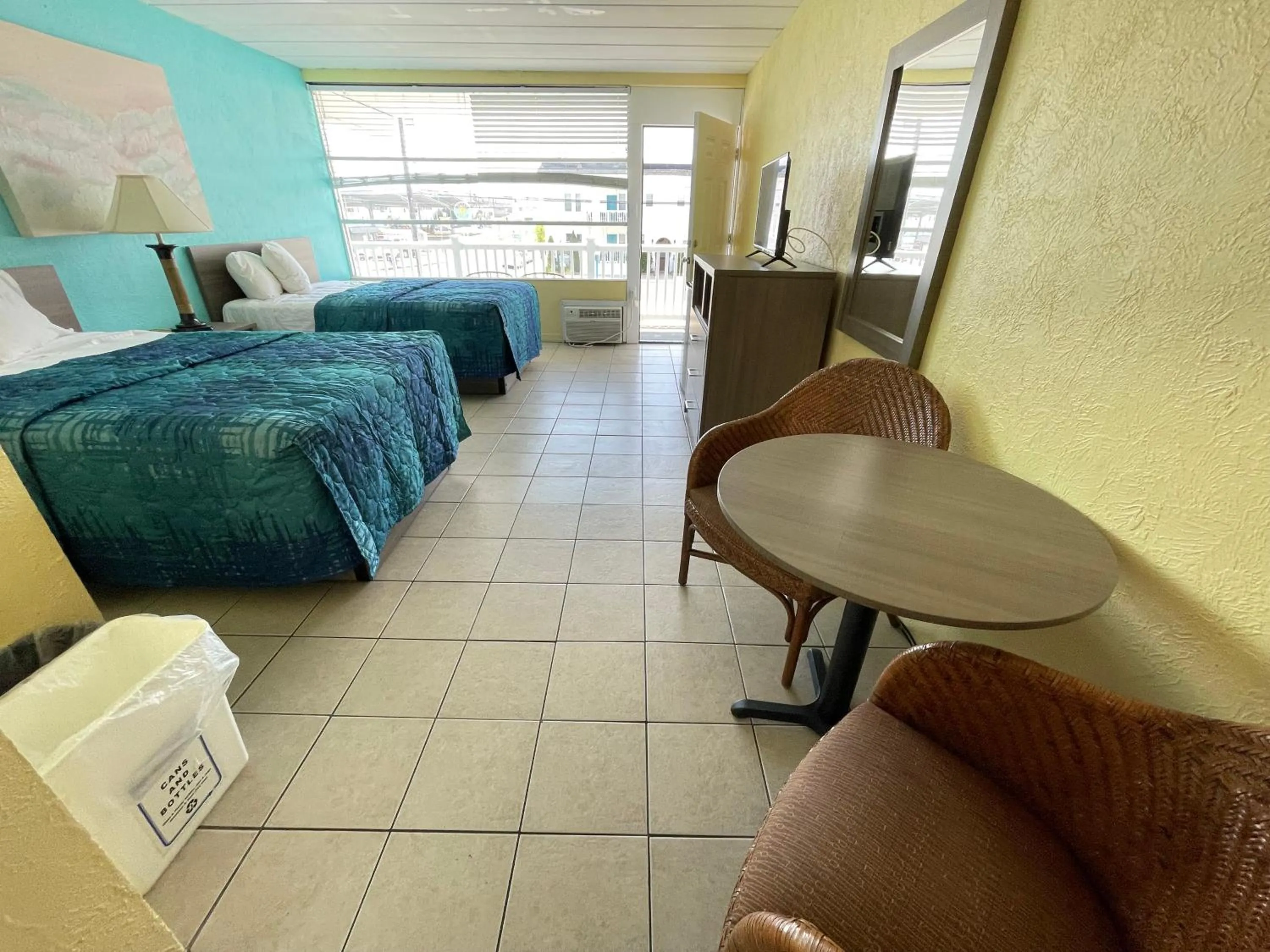 Bed in Bird of Paradise Motel