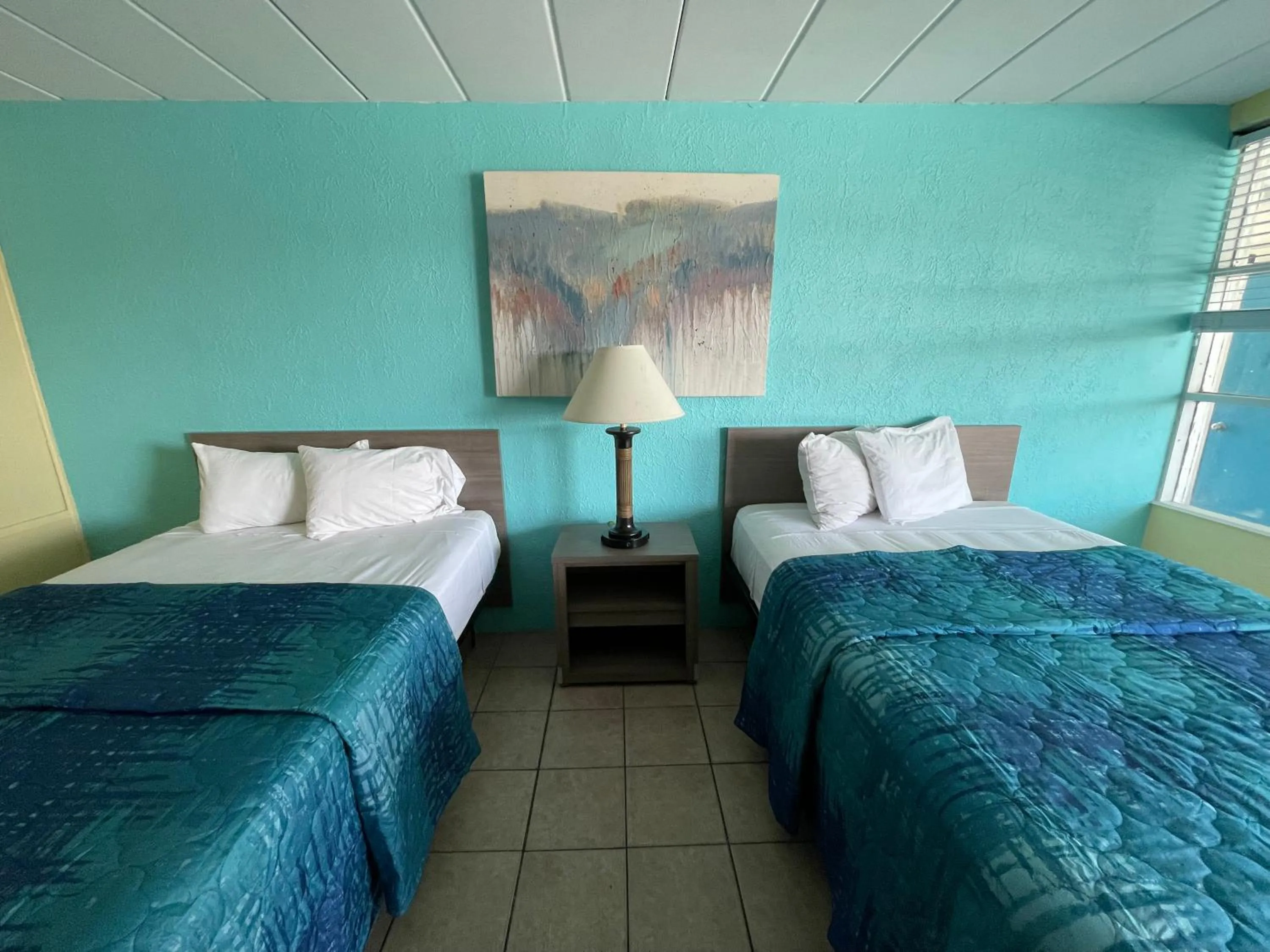 Bed in Bird of Paradise Motel