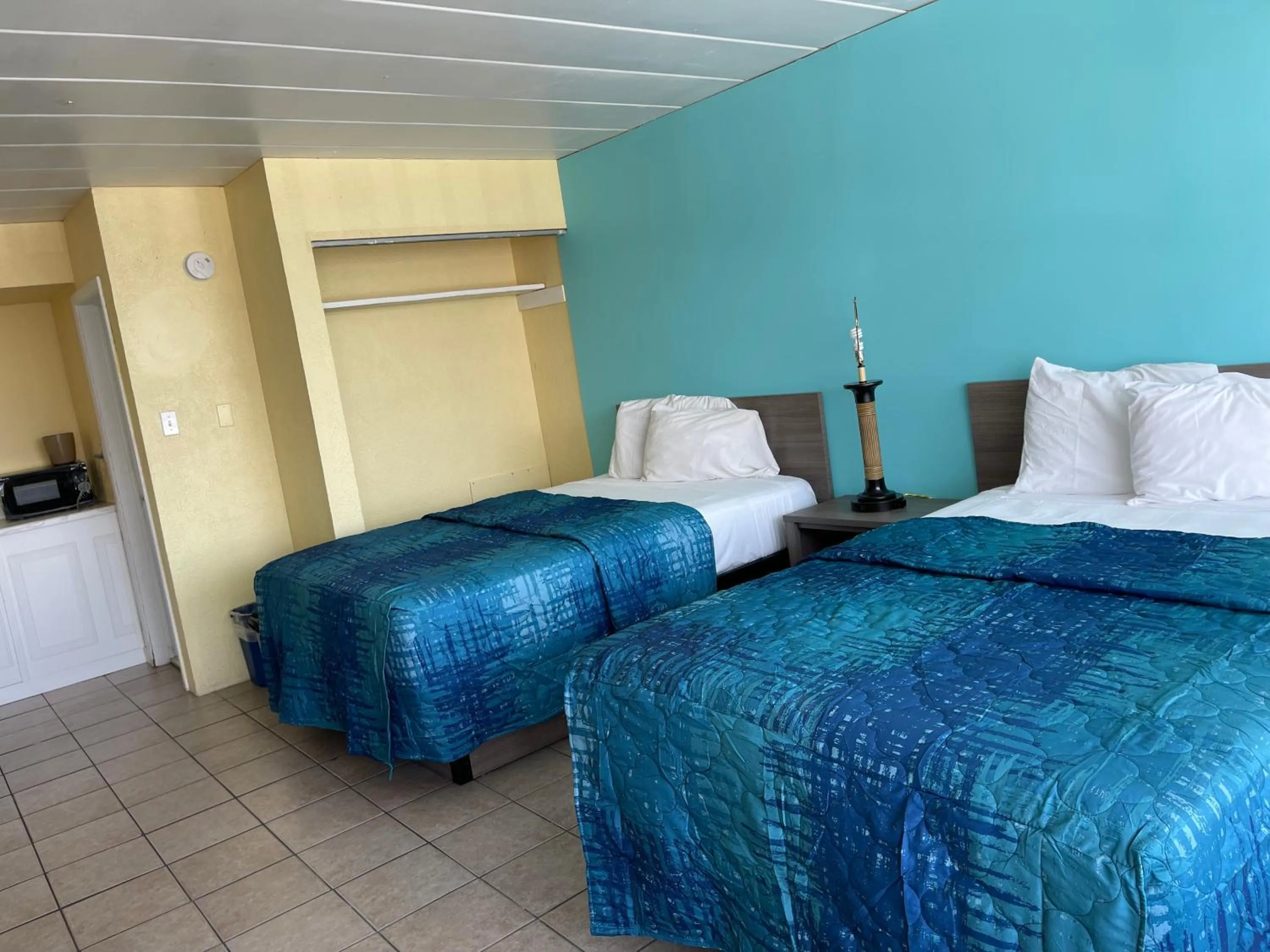 Bed in Bird of Paradise Motel