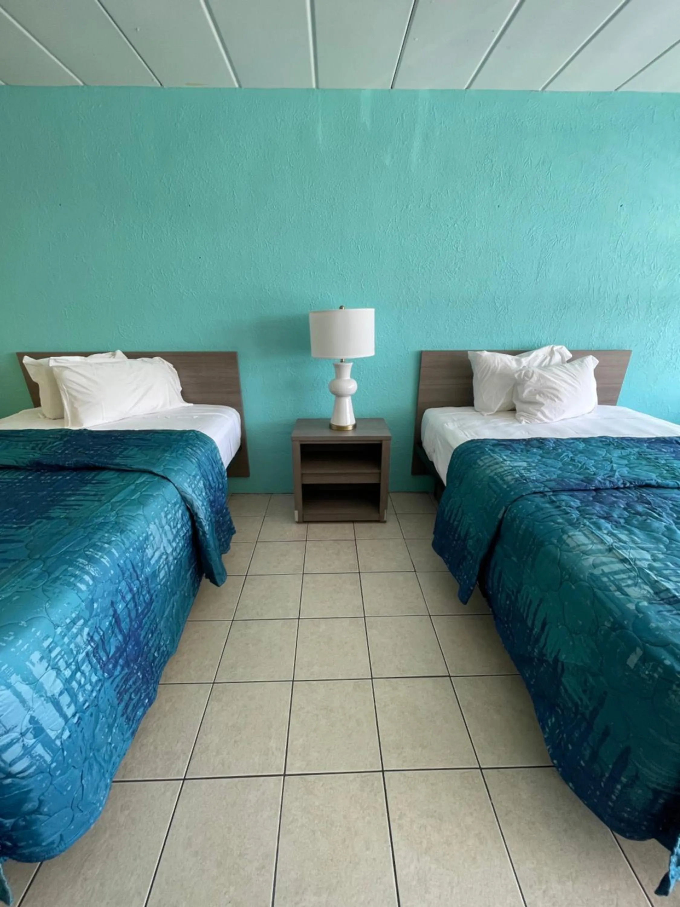 Bed in Bird of Paradise Motel