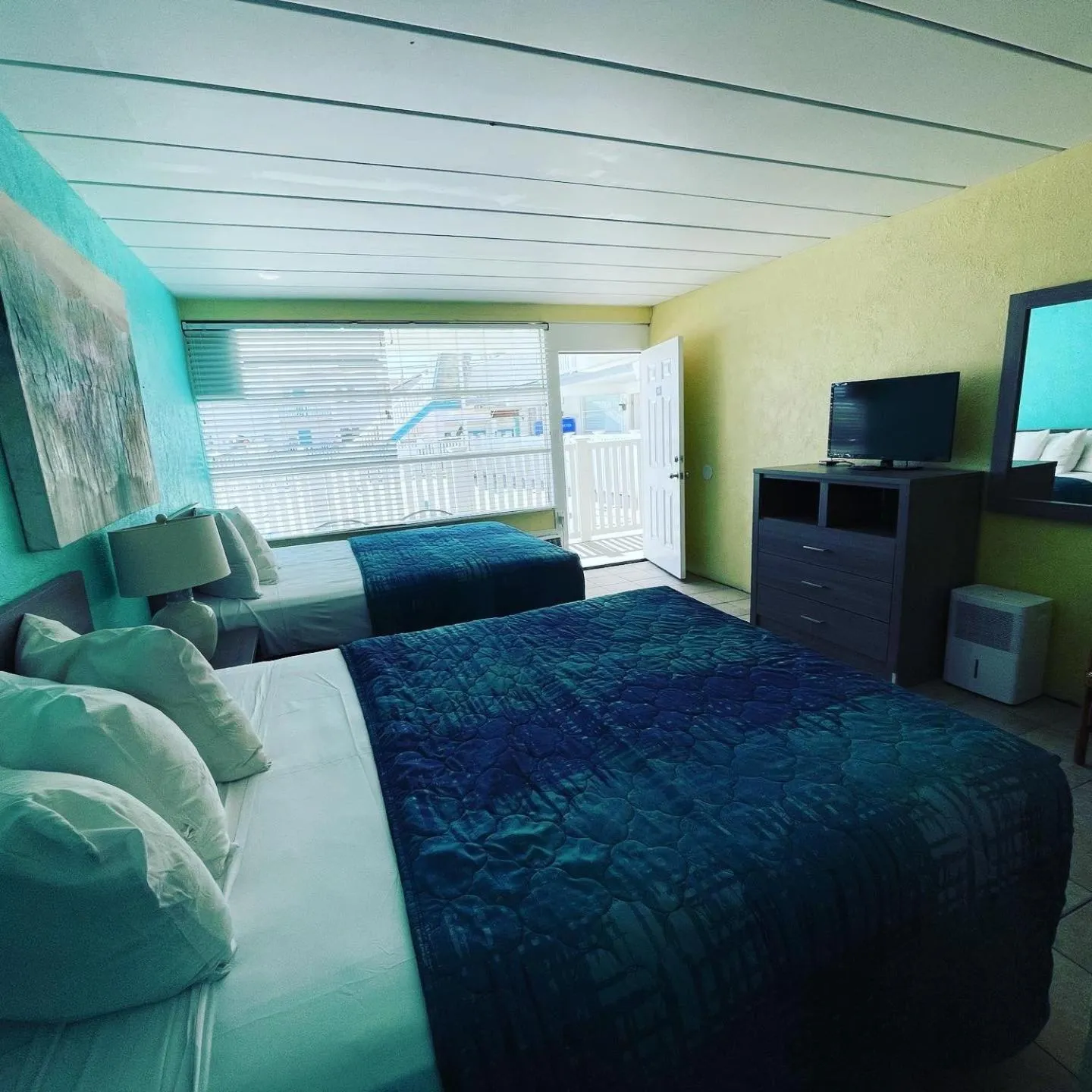 Photo of the whole room, Bed in Bird of Paradise Motel