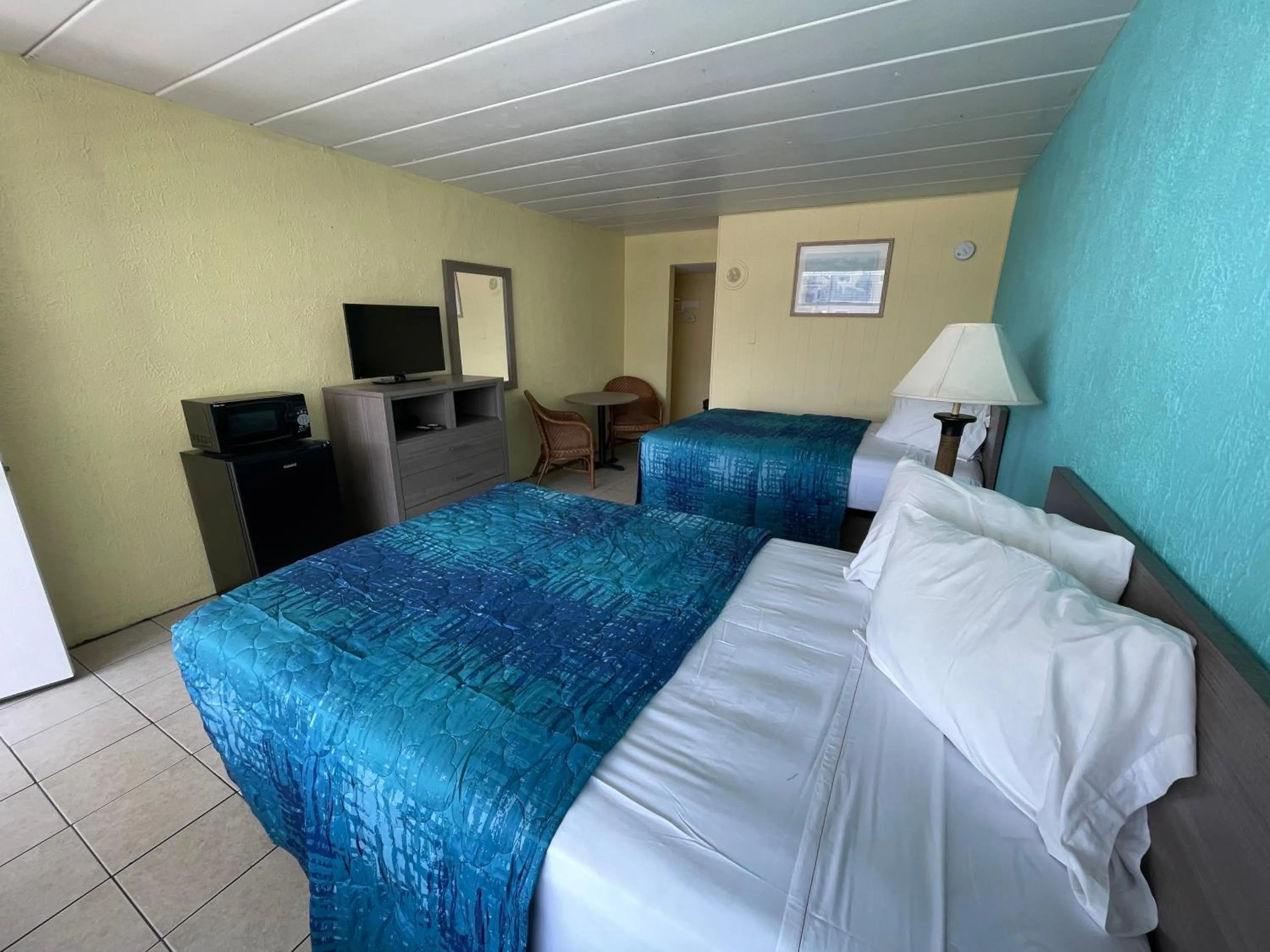 Photo of the whole room, Bed in Bird of Paradise Motel