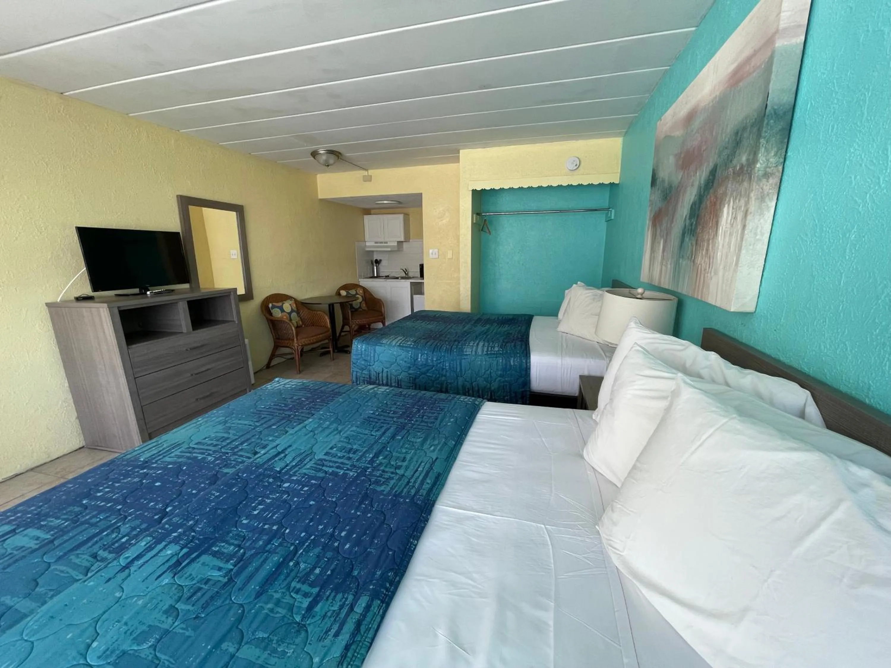 Photo of the whole room, Bed in Bird of Paradise Motel
