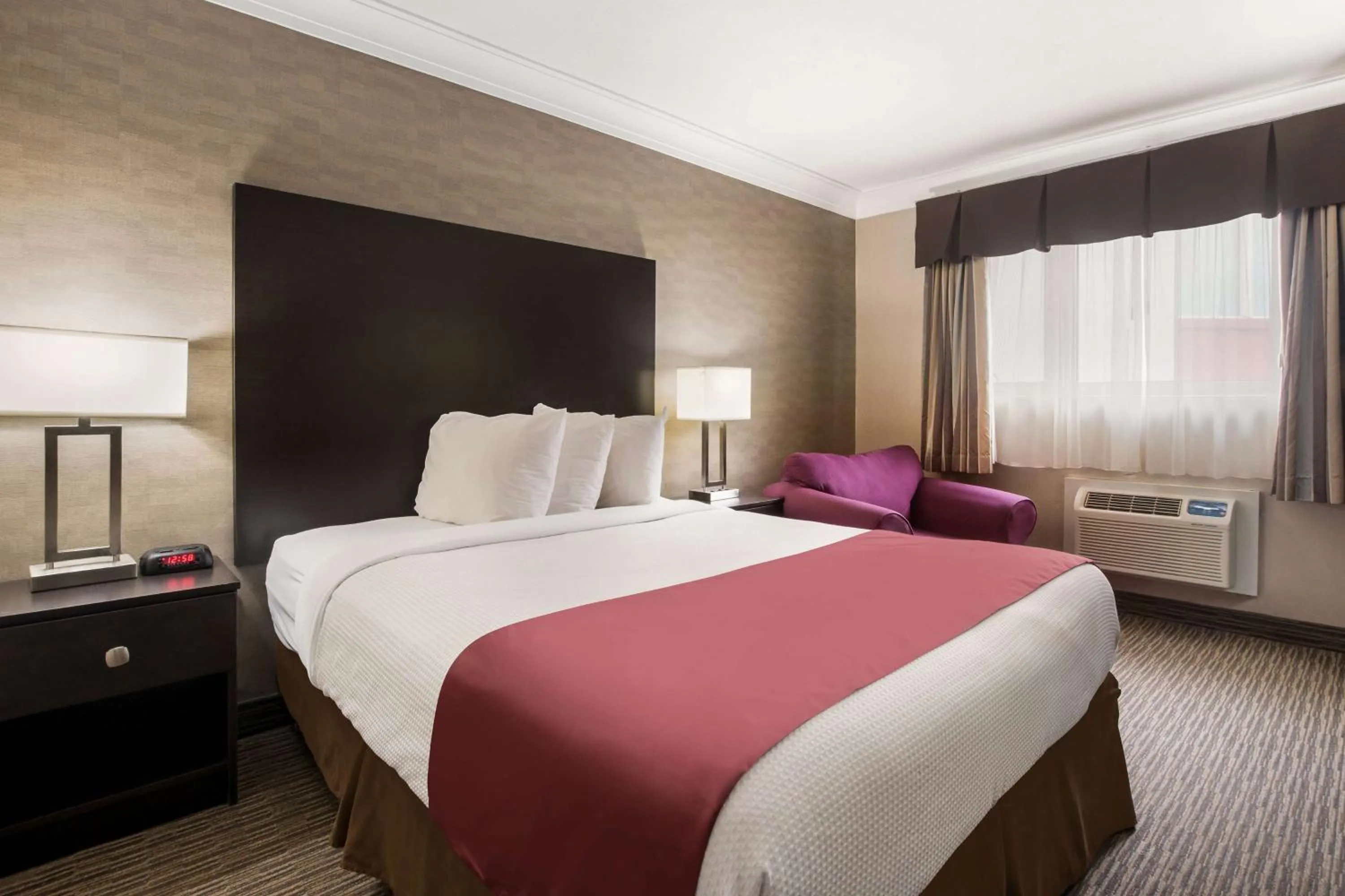 Bedroom, Bed in Best Western Little River Inn