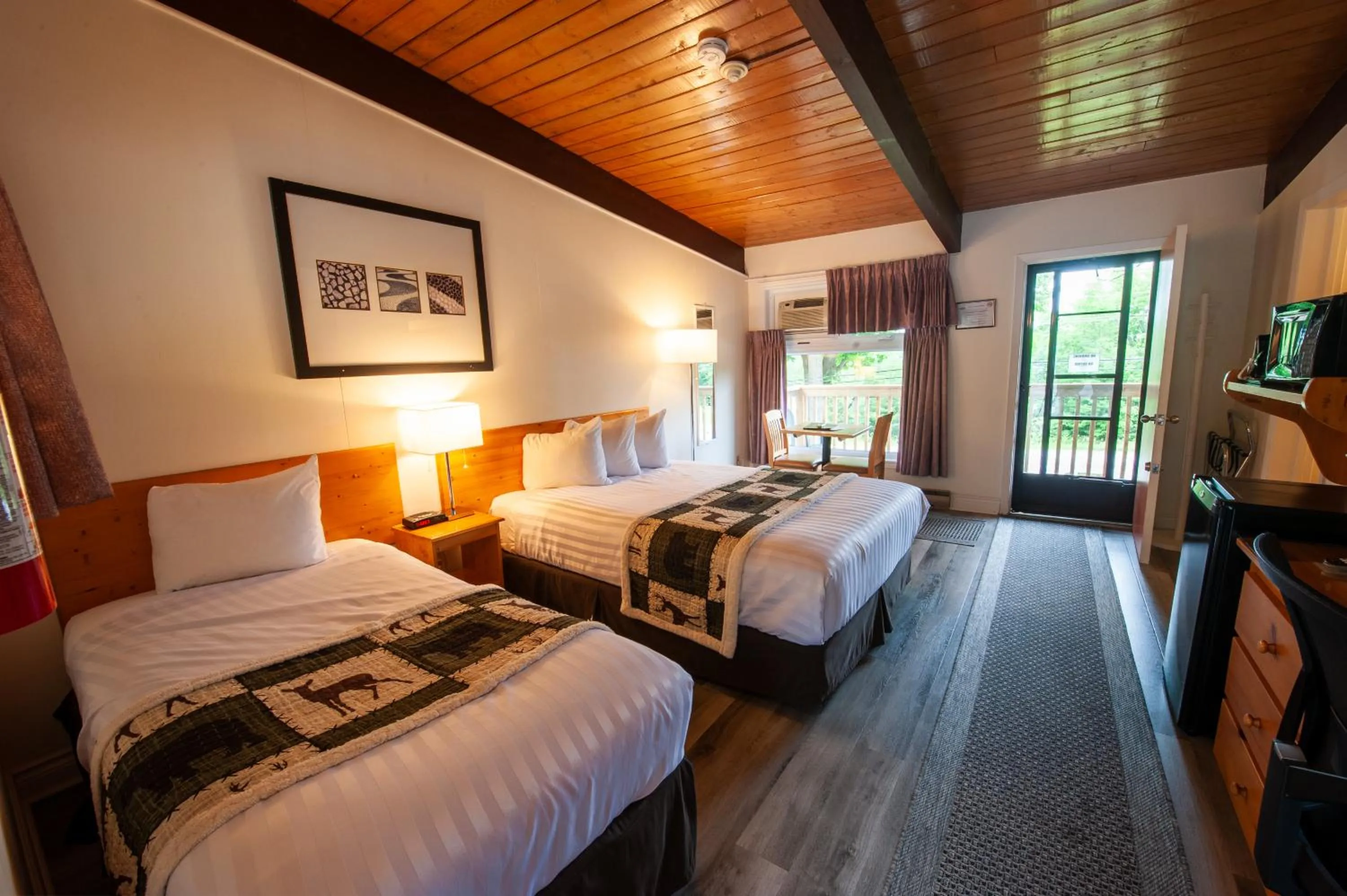 Photo of the whole room, Bed in Lakeview Motel