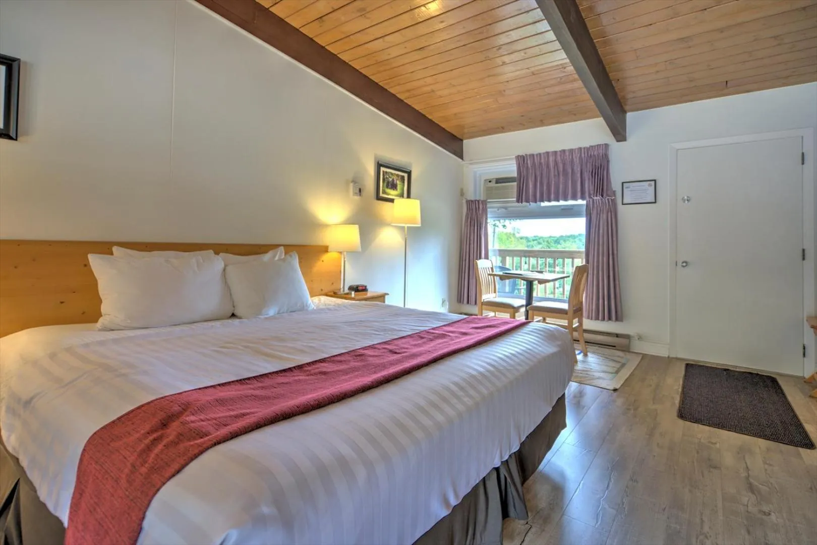 Photo of the whole room, Bed in Lakeview Motel