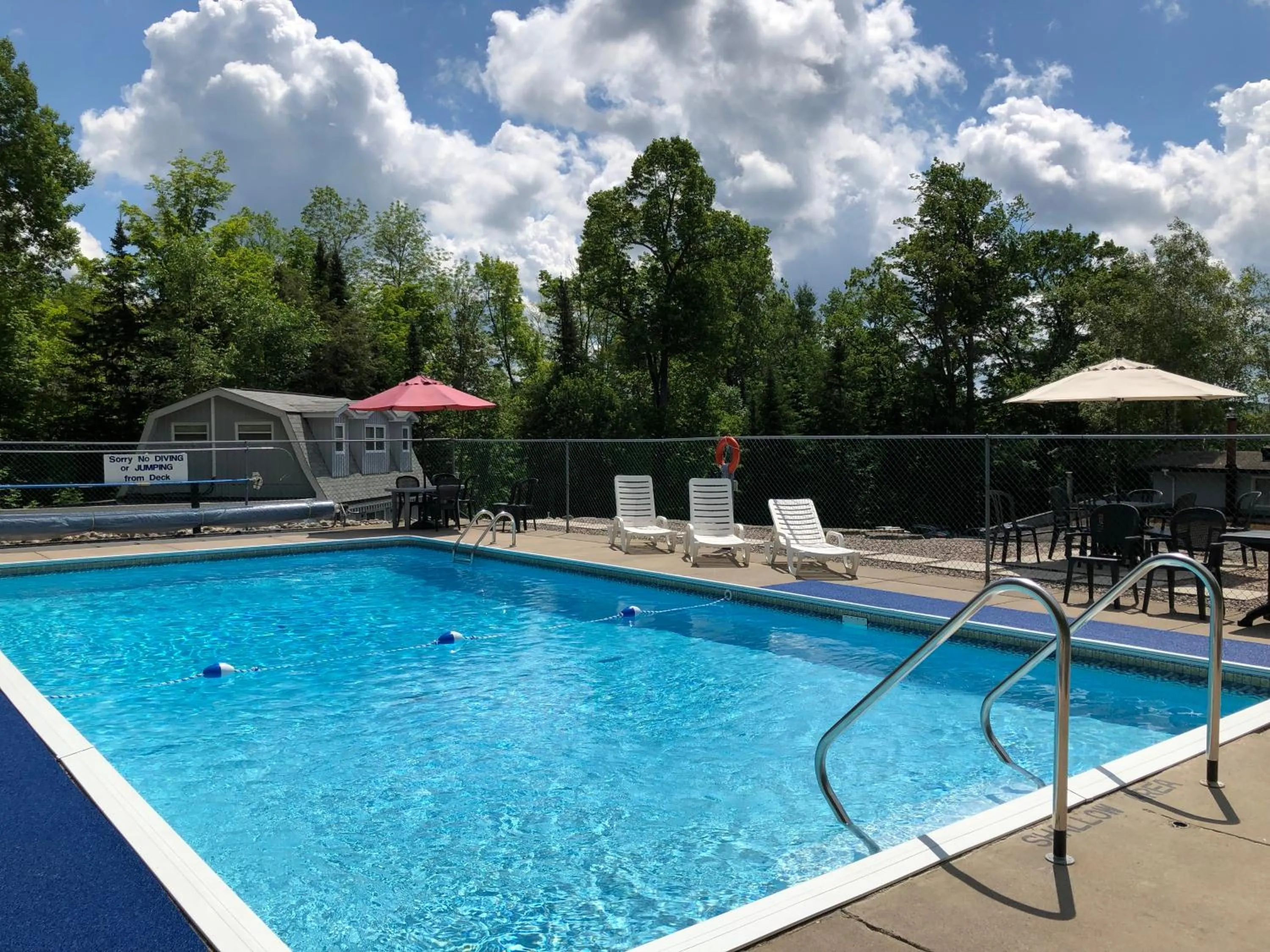 Swimming pool in Lakeview Motel