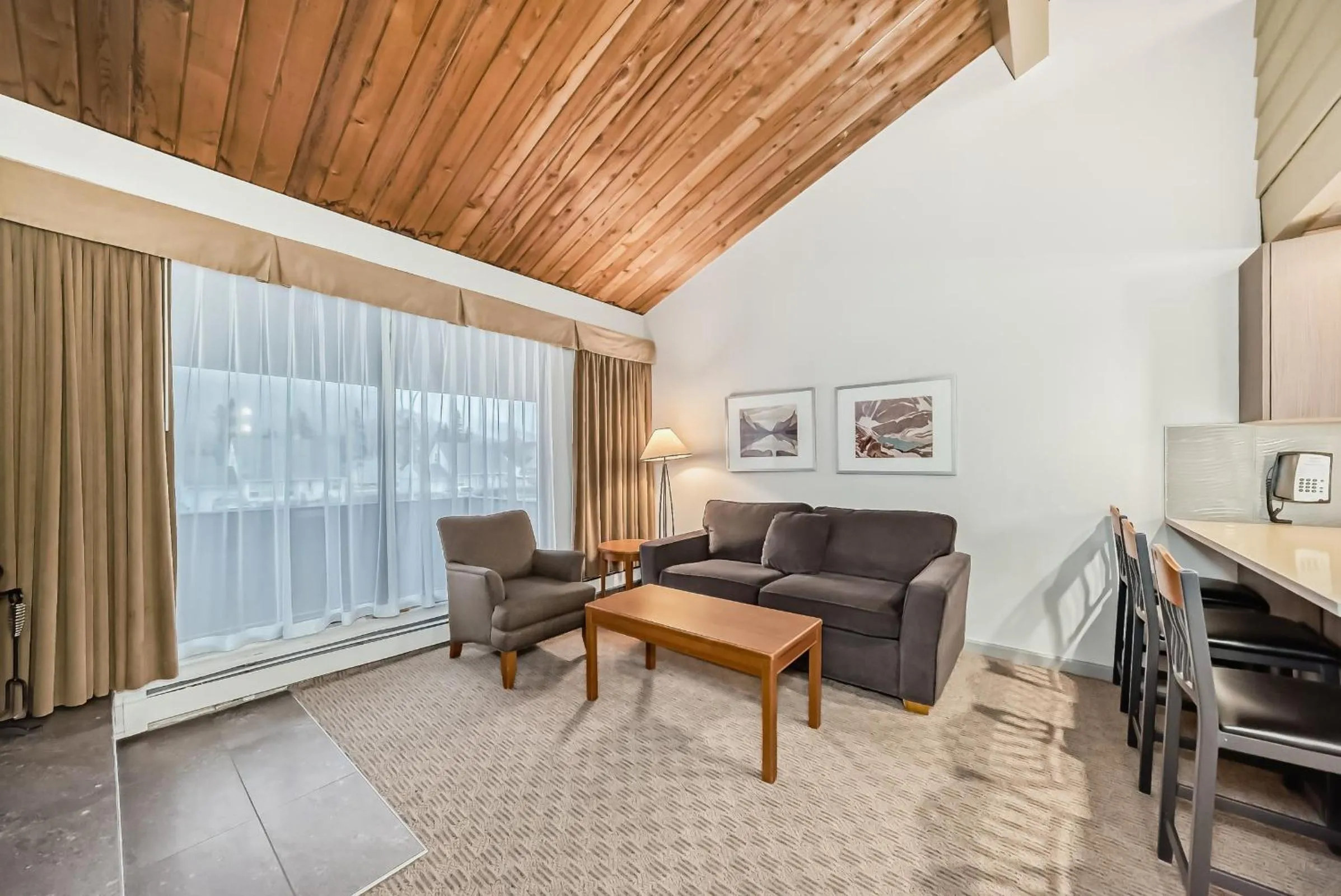 Living room in Jasper Inn & Suites by INNhotels