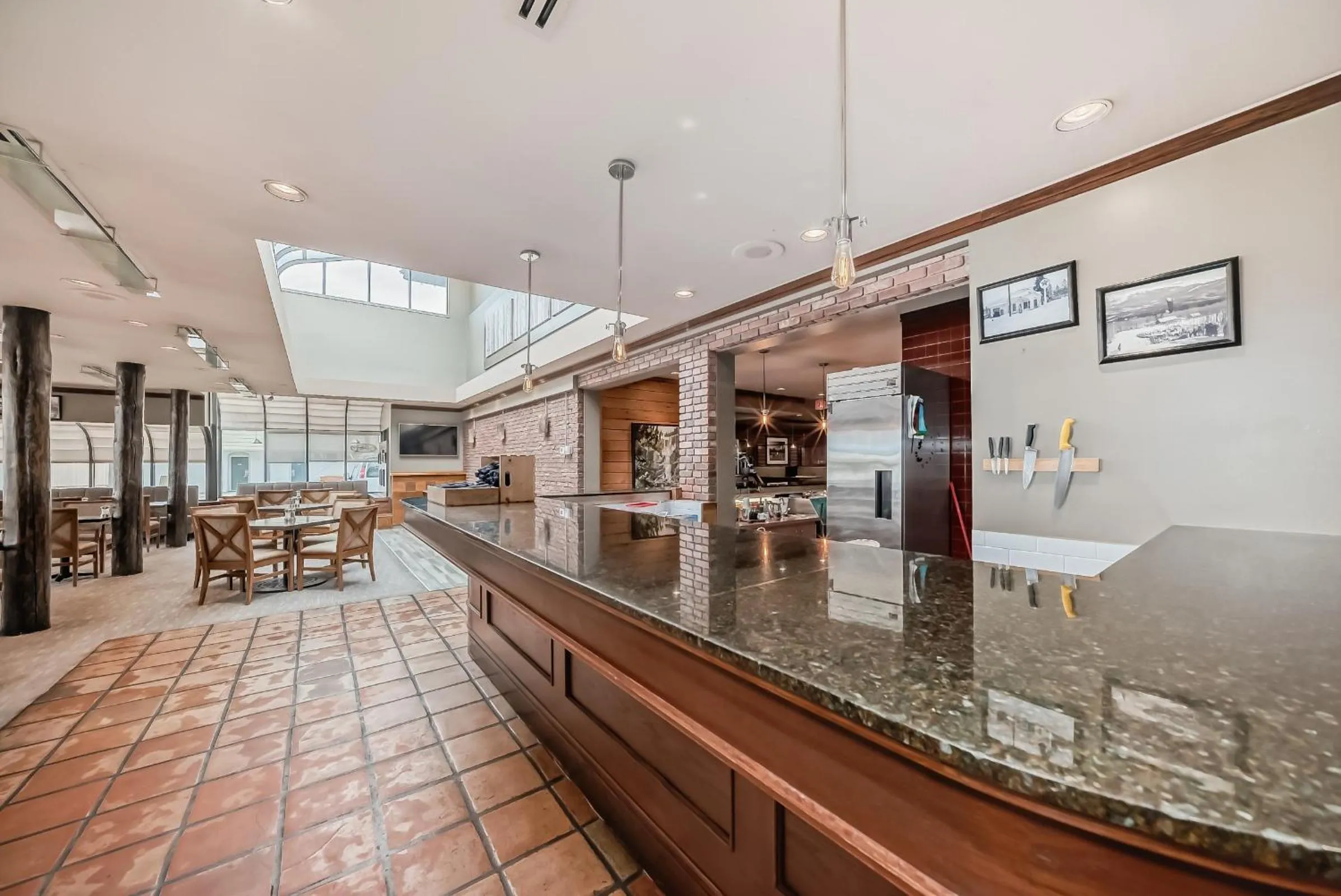 Lounge or bar in Jasper Inn & Suites by INNhotels