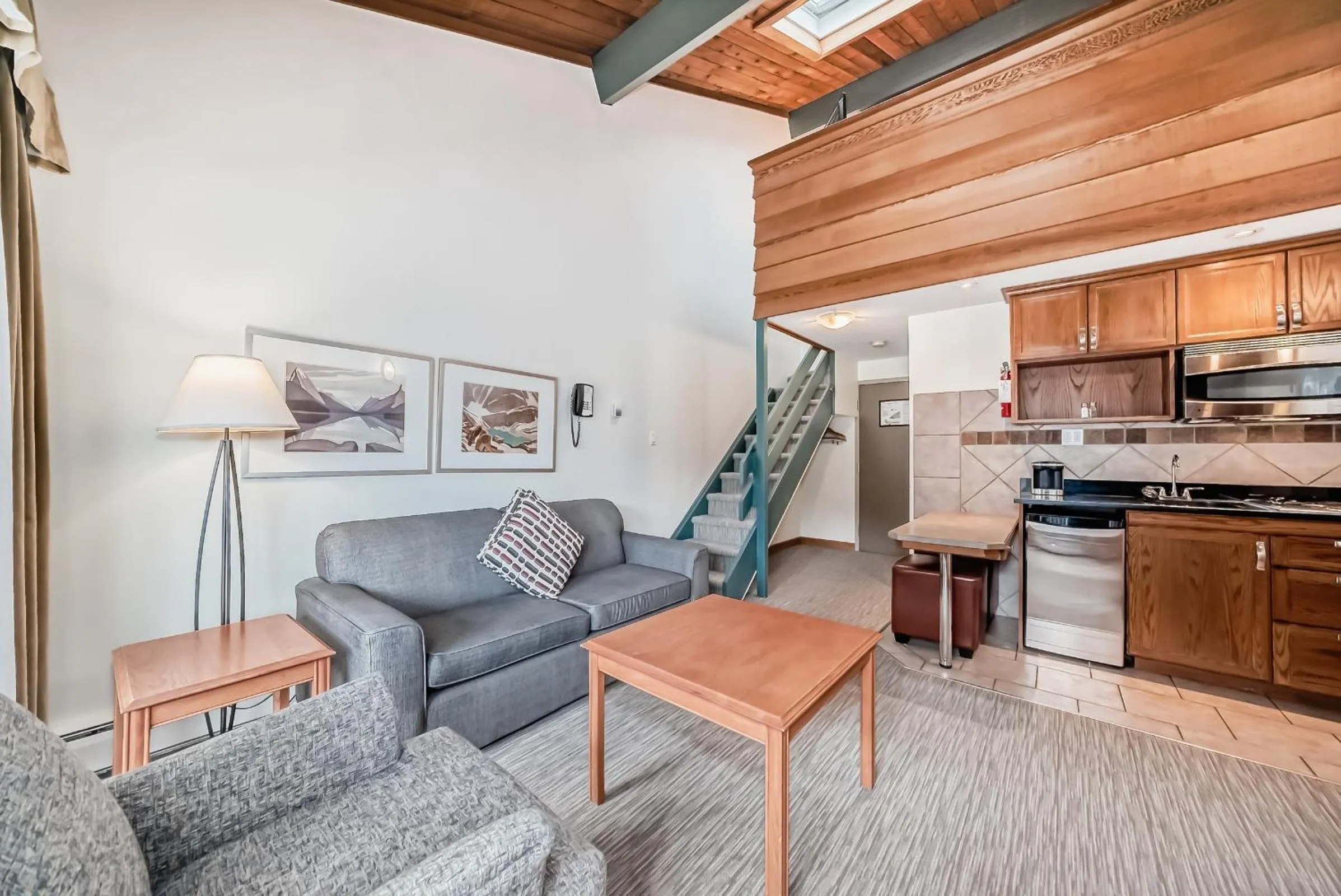 Living room in Jasper Inn & Suites by INNhotels