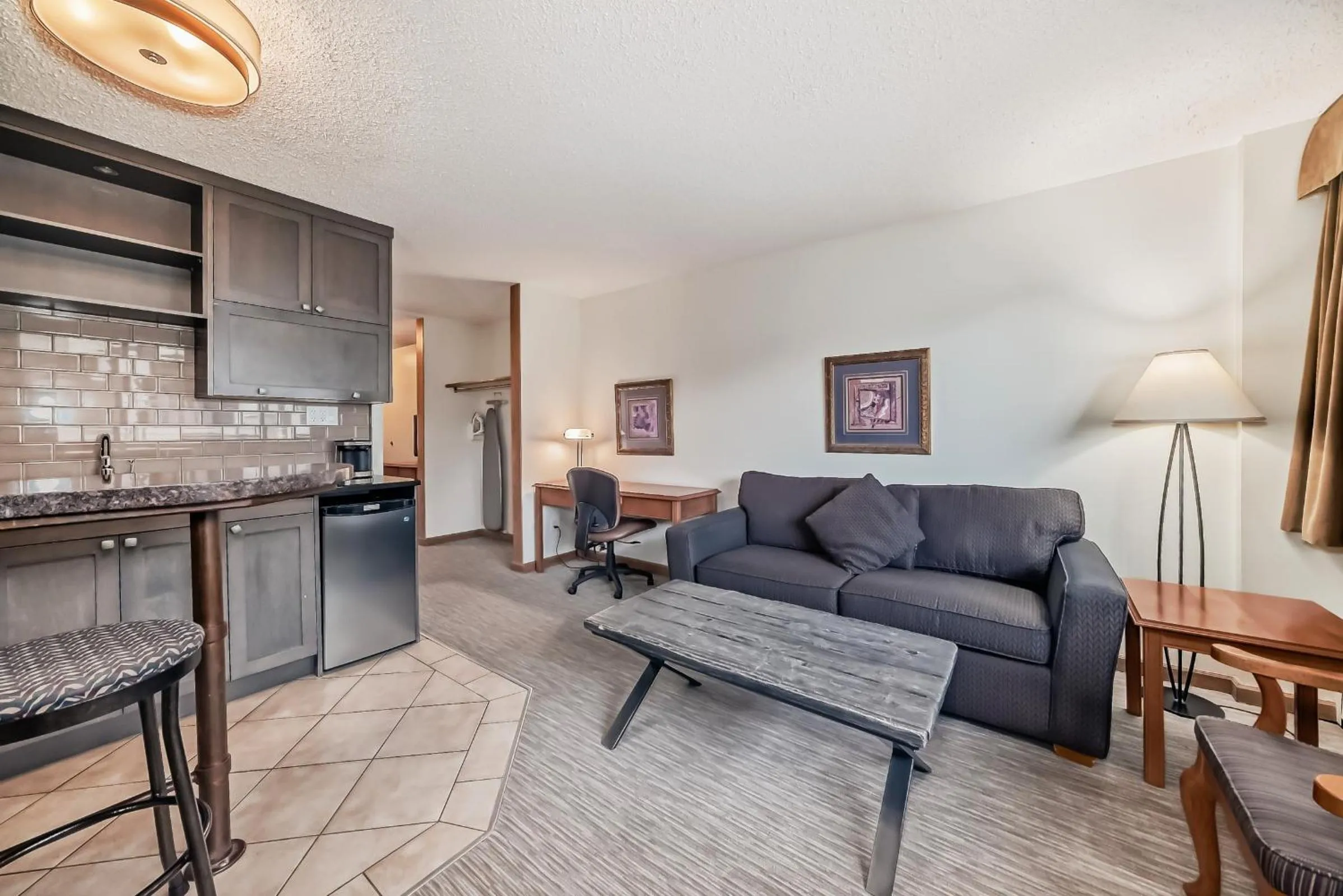 Living room in Jasper Inn & Suites by INNhotels