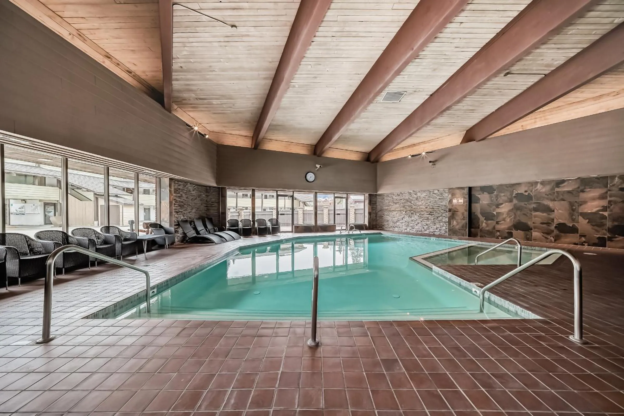 Swimming pool in Jasper Inn & Suites by INNhotels