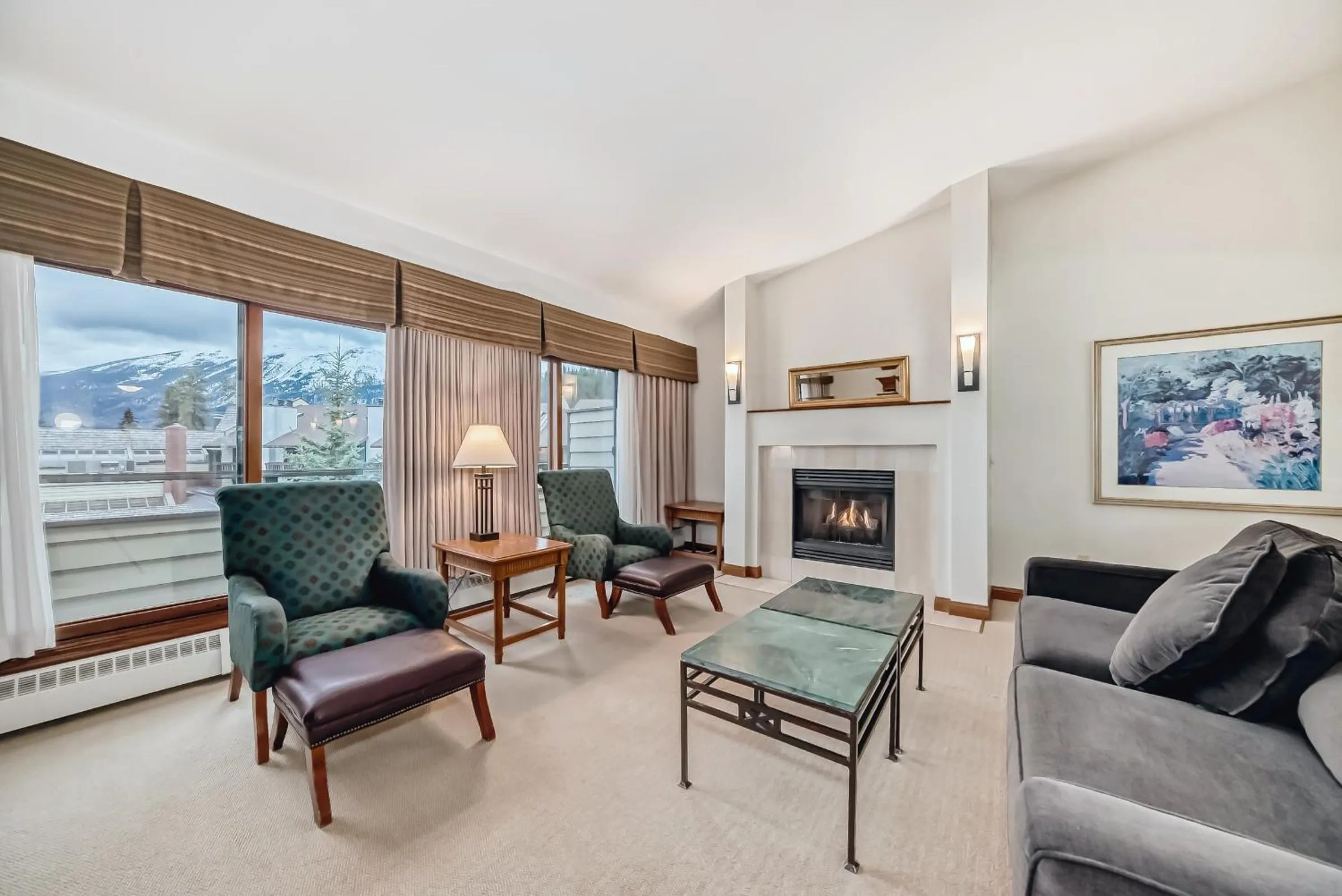 Living room in Jasper Inn & Suites by INNhotels