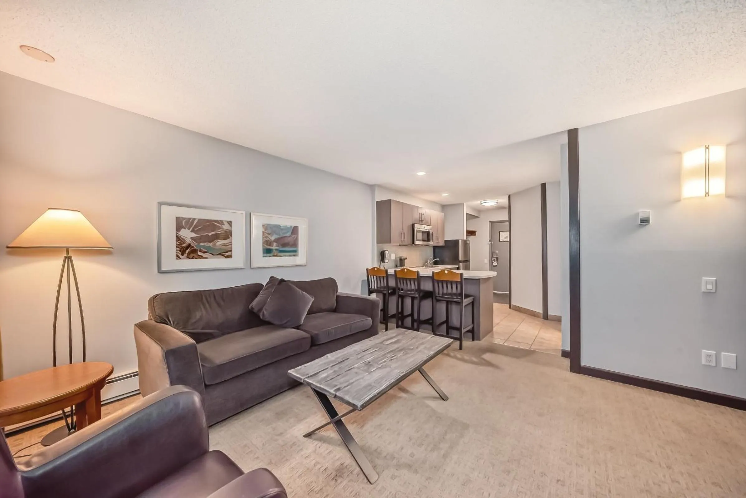 Living room in Jasper Inn & Suites by INNhotels