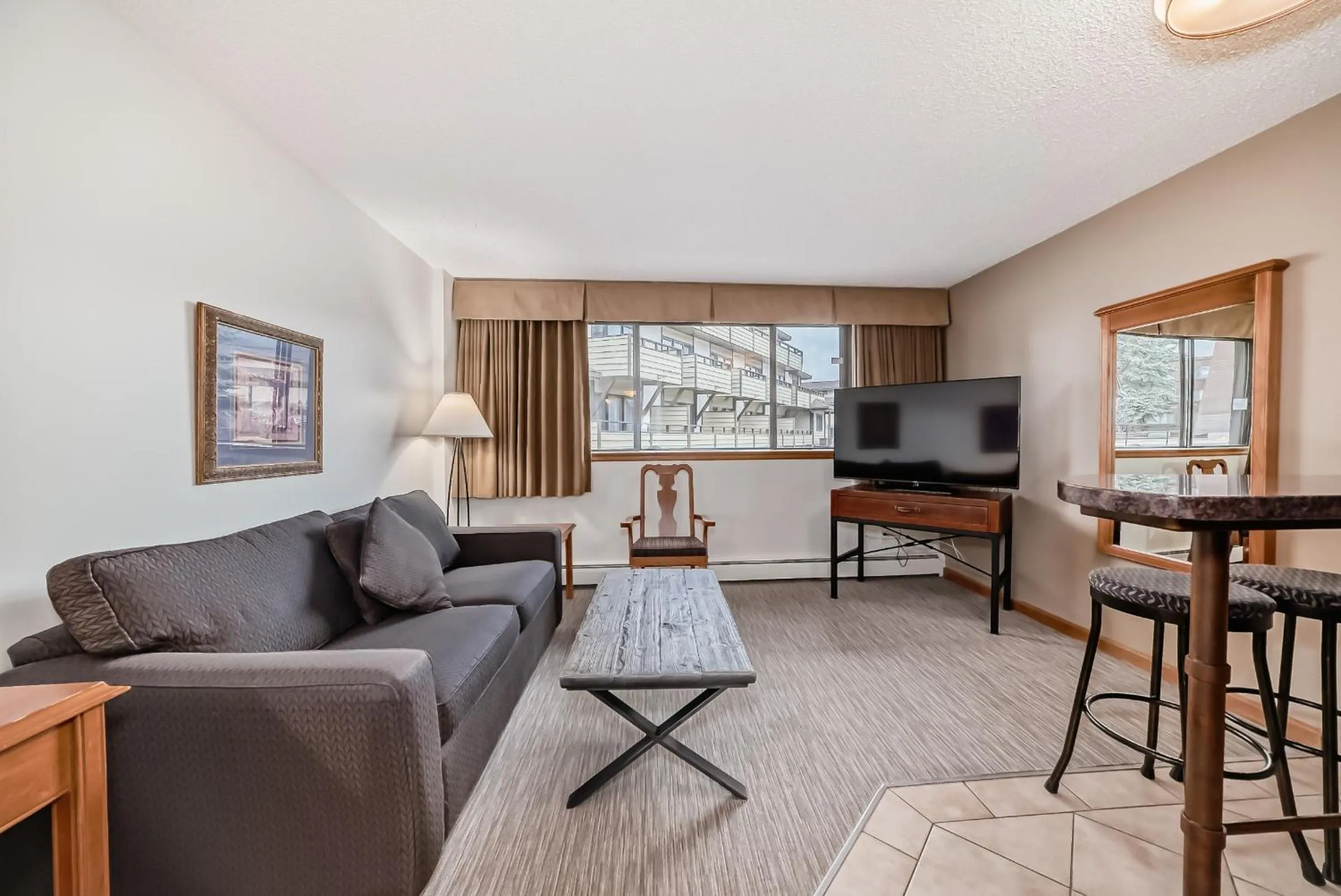 Living room in Jasper Inn & Suites by INNhotels